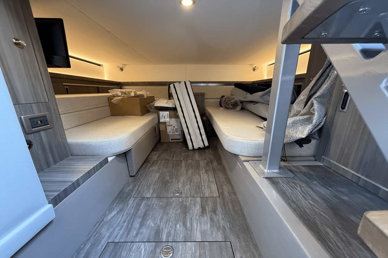2025 Sea Ray Sundancer 320 Outboard Image Thumbnail #29