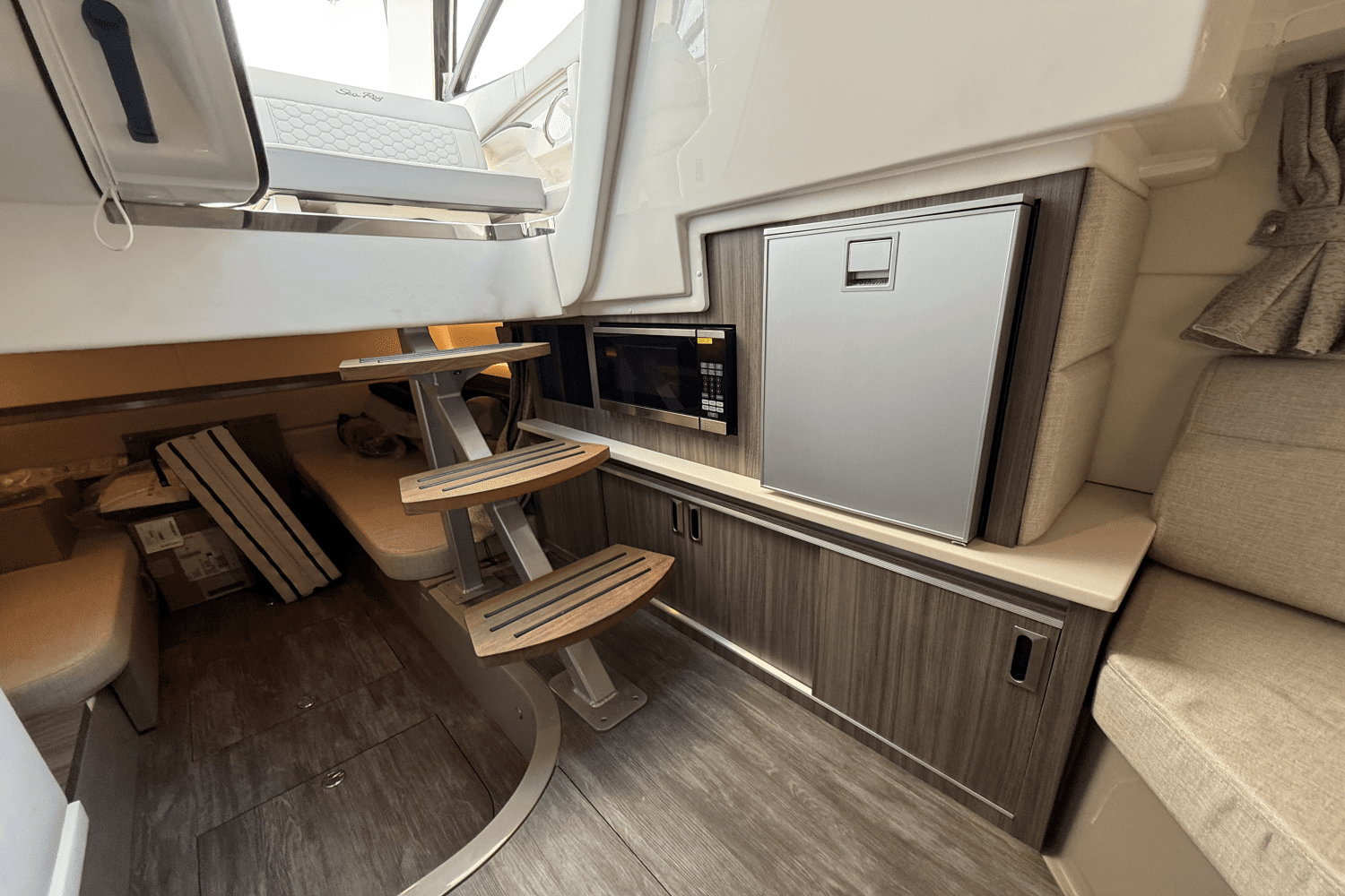2025 Sea Ray Sundancer 320 Outboard Image Thumbnail #32
