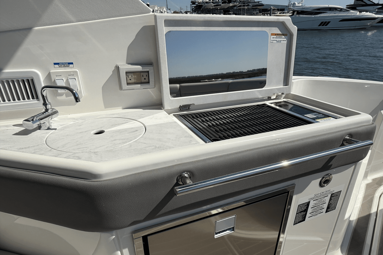2025 Sea Ray Sundancer 320 Outboard Image Thumbnail #17