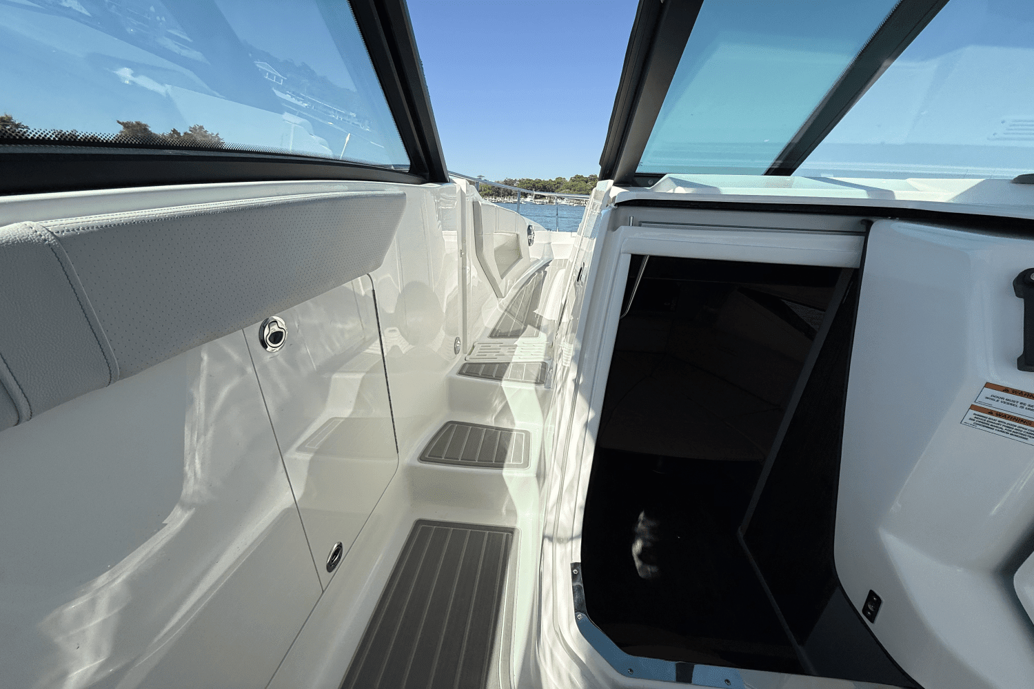 2025 Sea Ray Sundancer 320 Outboard Image Thumbnail #33
