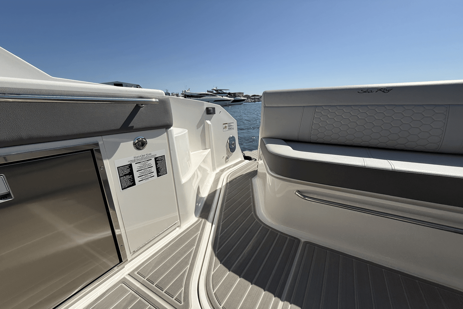 2025 Sea Ray Sundancer 320 Outboard Image Thumbnail #9