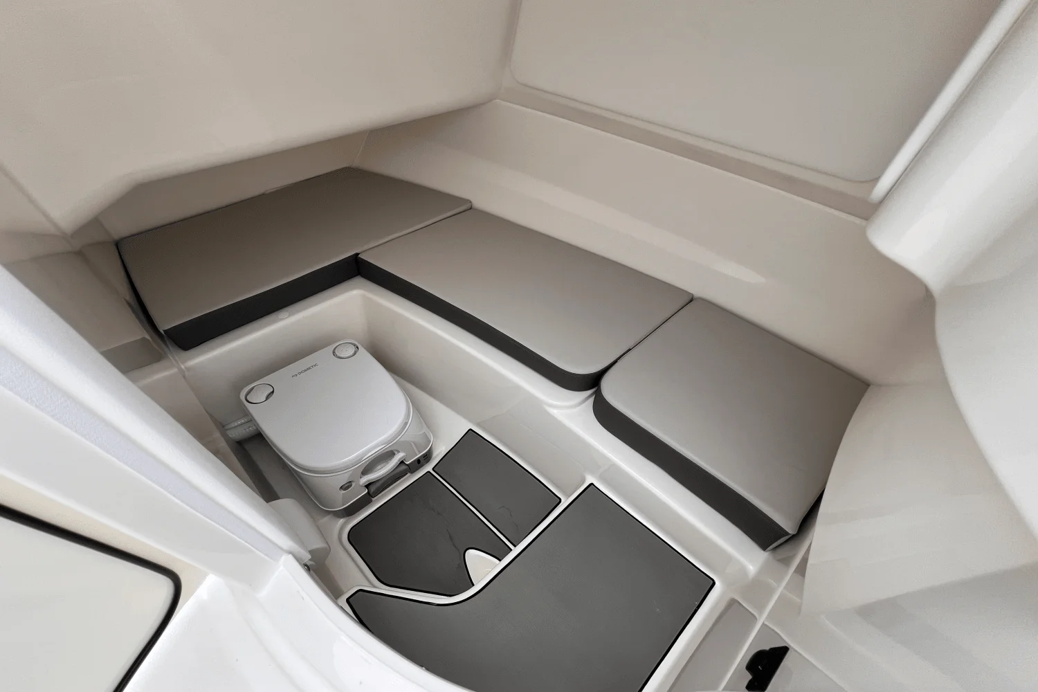 2026 Sea Ray SDX 230 Outboard Image Thumbnail #16