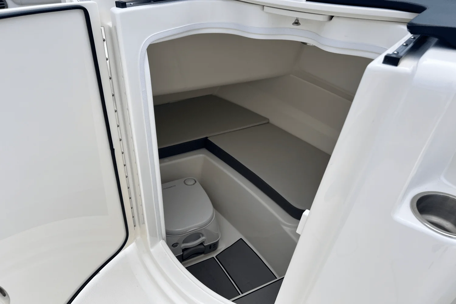 2026 Sea Ray SDX 230 Outboard Image Thumbnail #15