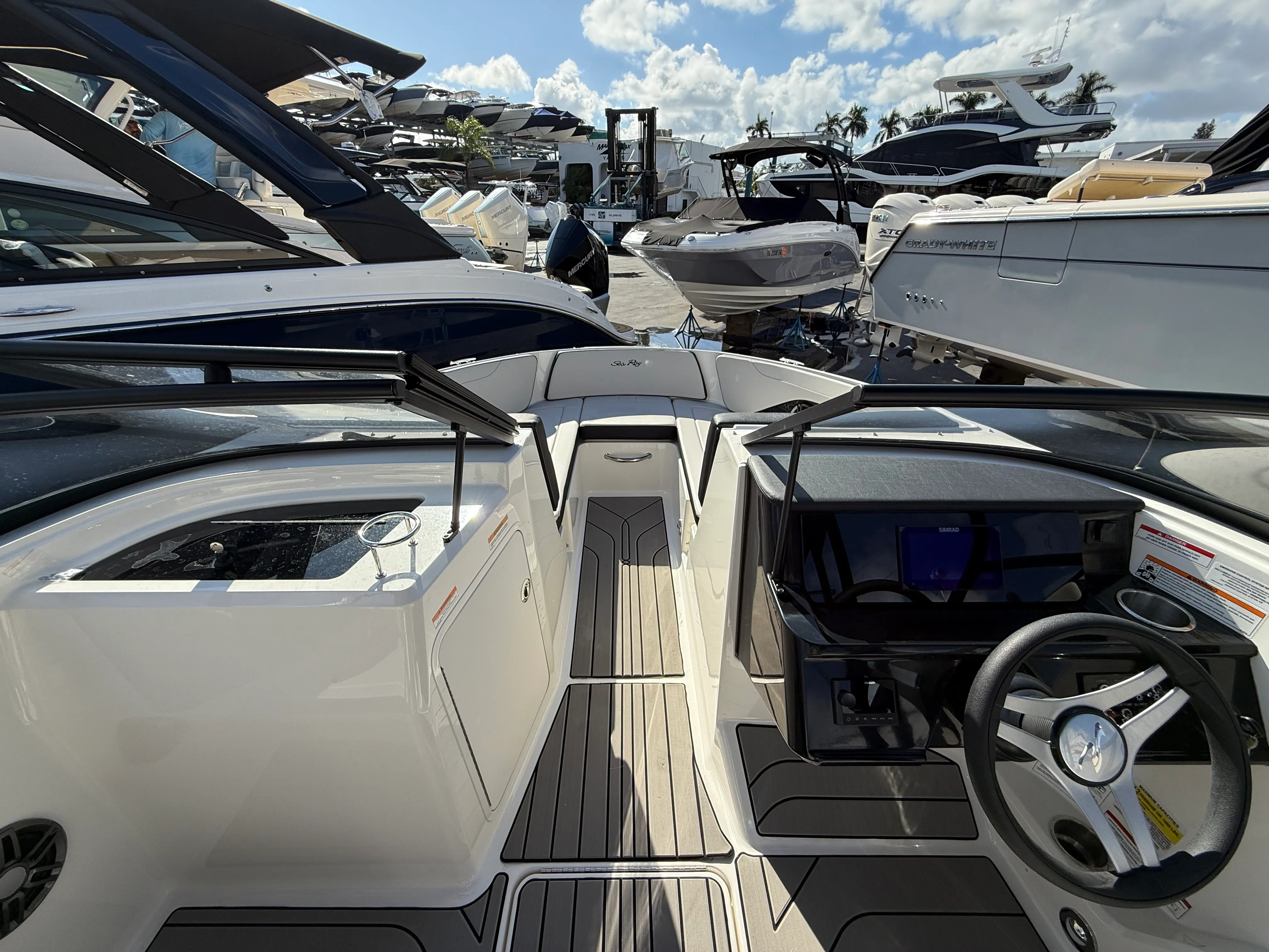 2025 Sea Ray SPX 210 Outboard Image Thumbnail #18