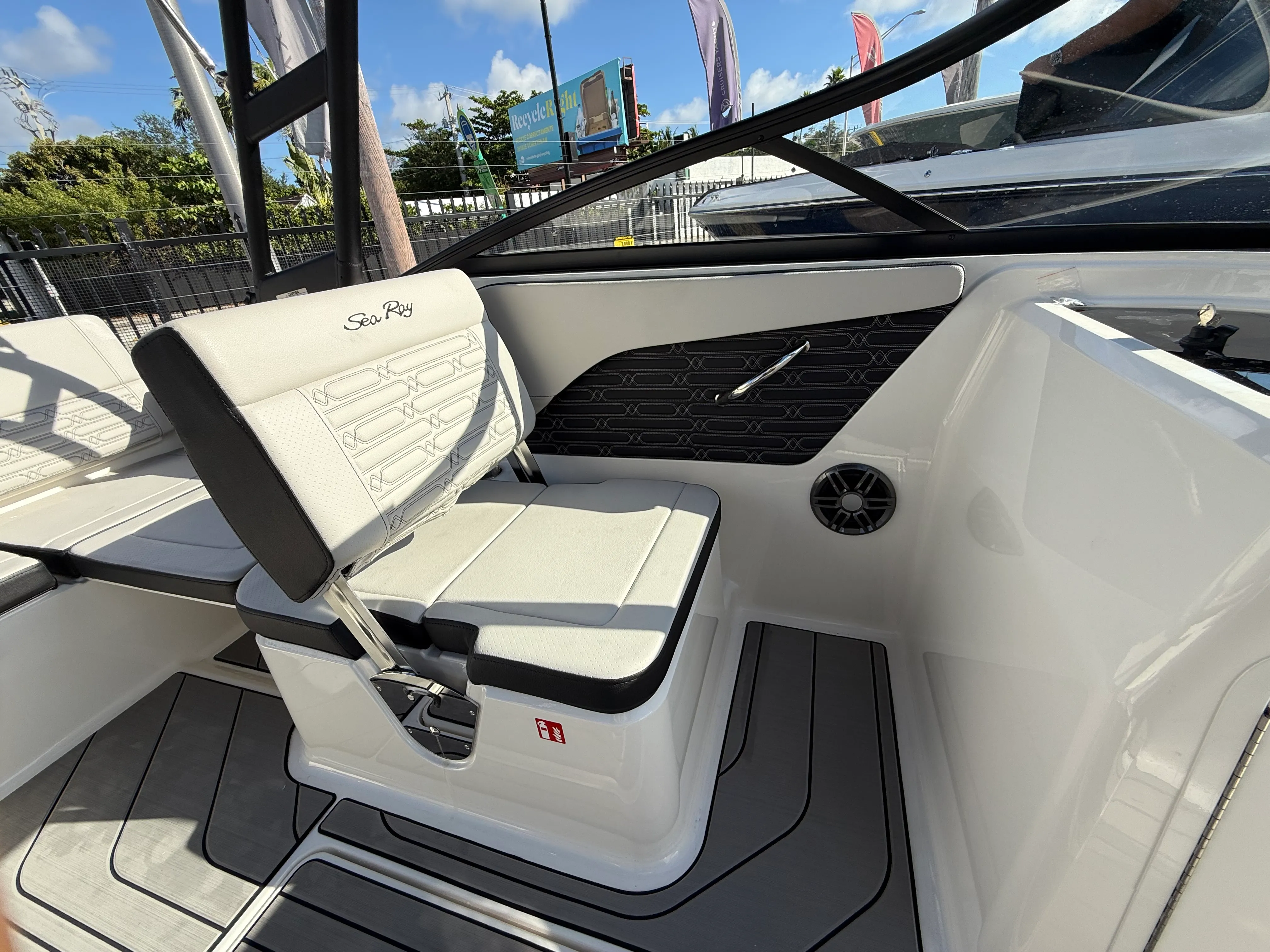2025 Sea Ray SPX 210 Outboard Image Thumbnail #17