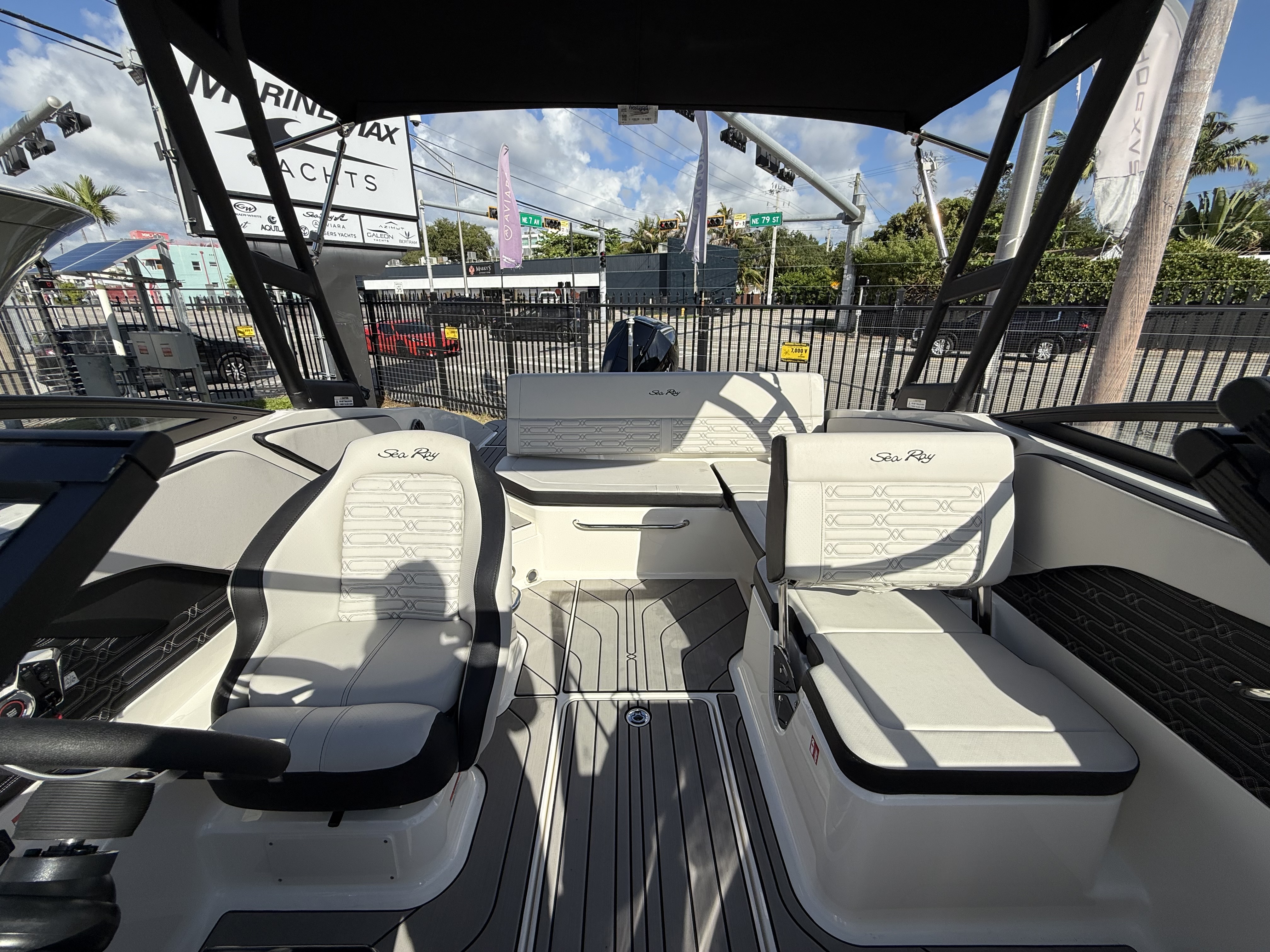 2025 Sea Ray SPX 210 Outboard Image Thumbnail #9