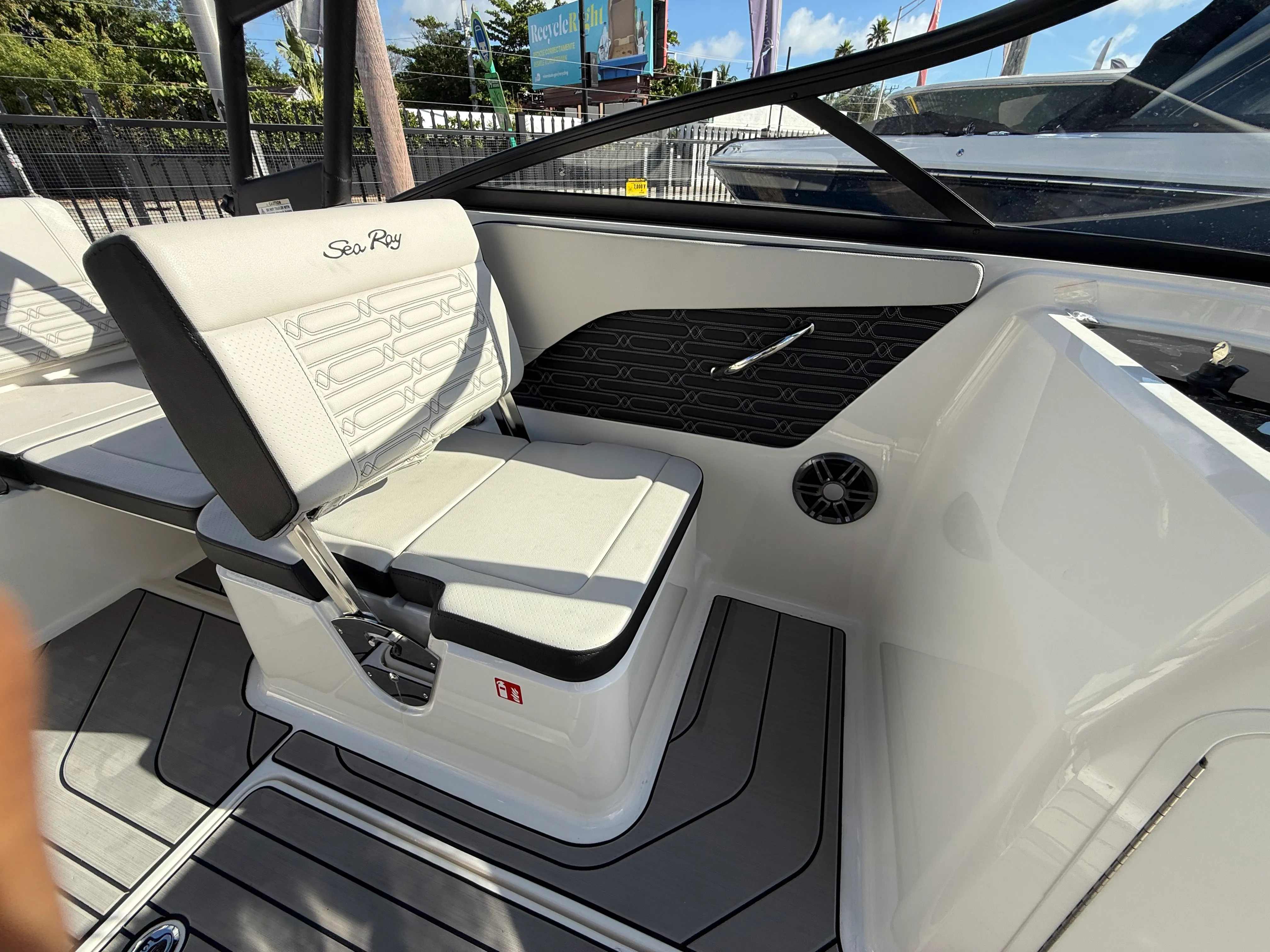 2025 Sea Ray SPX 210 Outboard Image Thumbnail #8