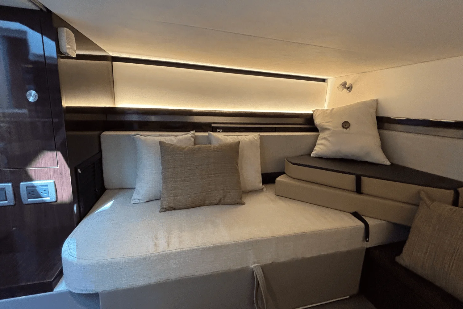 2023 Sea Ray 320 SUNDANCER OUTBOARD Image Thumbnail #62