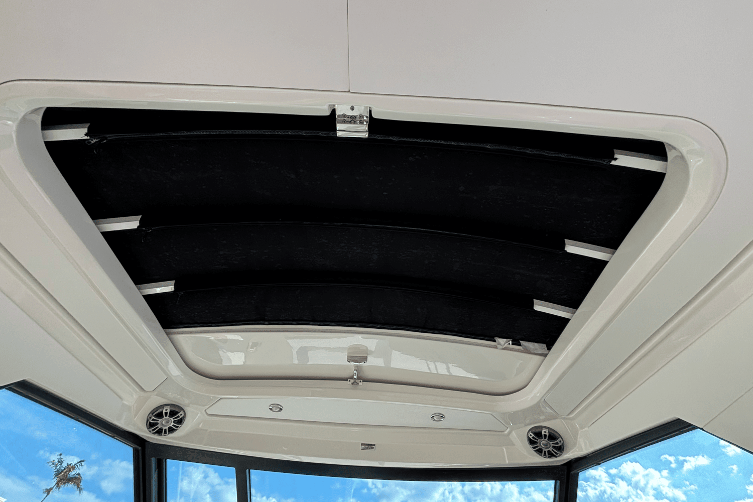 2023 Sea Ray 320 SUNDANCER OUTBOARD Image Thumbnail #26