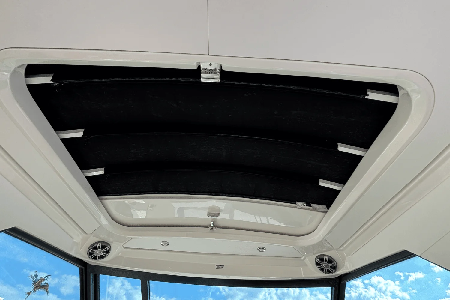 2023 Sea Ray 320 SUNDANCER OUTBOARD Image Thumbnail #26