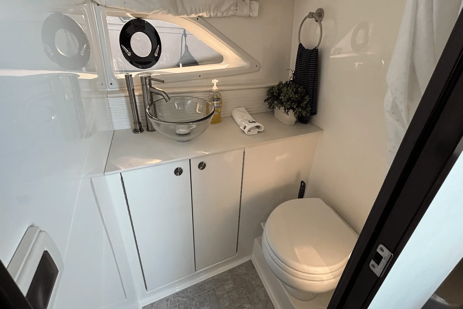 2023 Sea Ray 320 SUNDANCER OUTBOARD Image Thumbnail #63