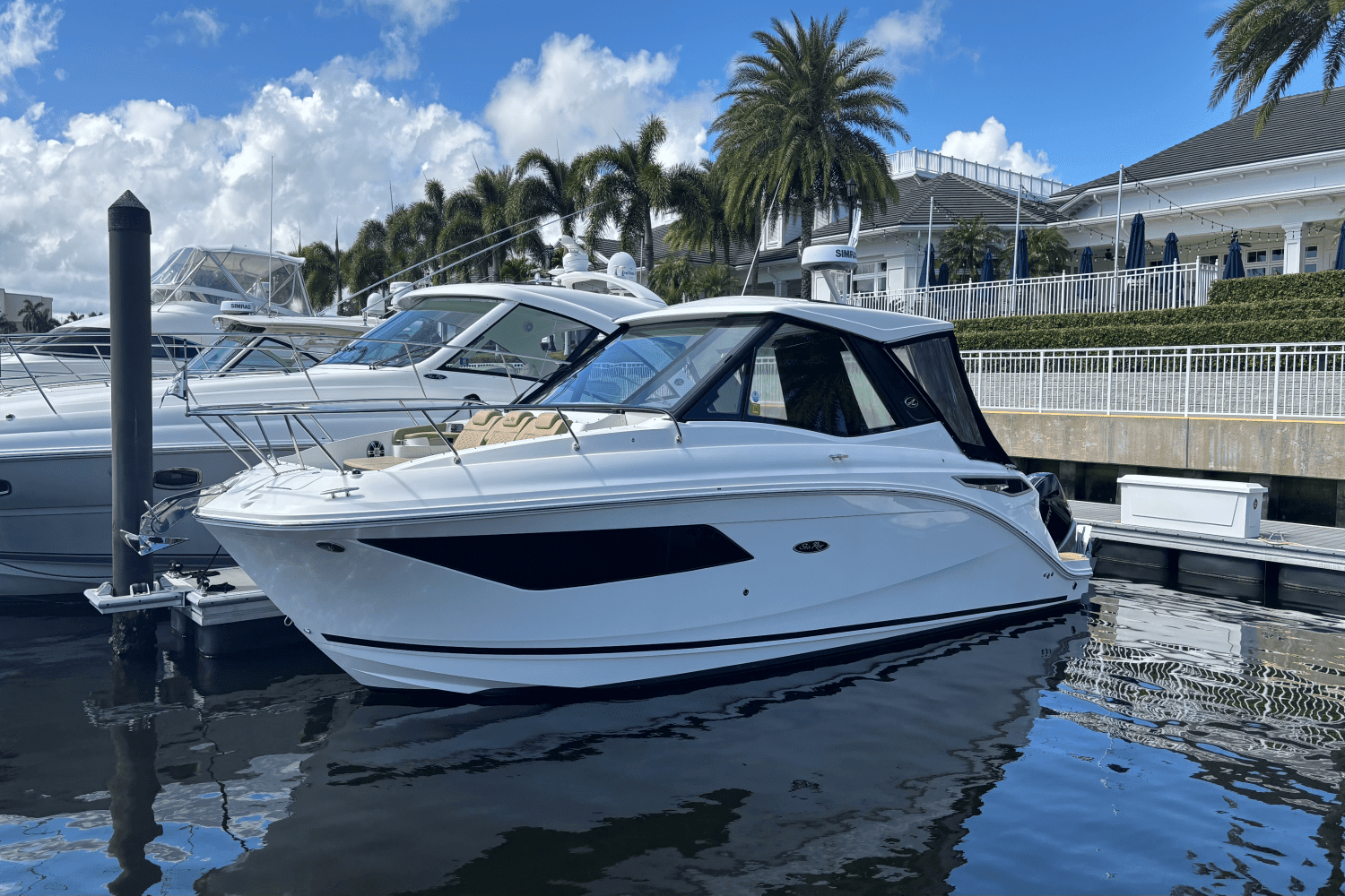 2023 Sea Ray 320 SUNDANCER OUTBOARD Image Thumbnail #1
