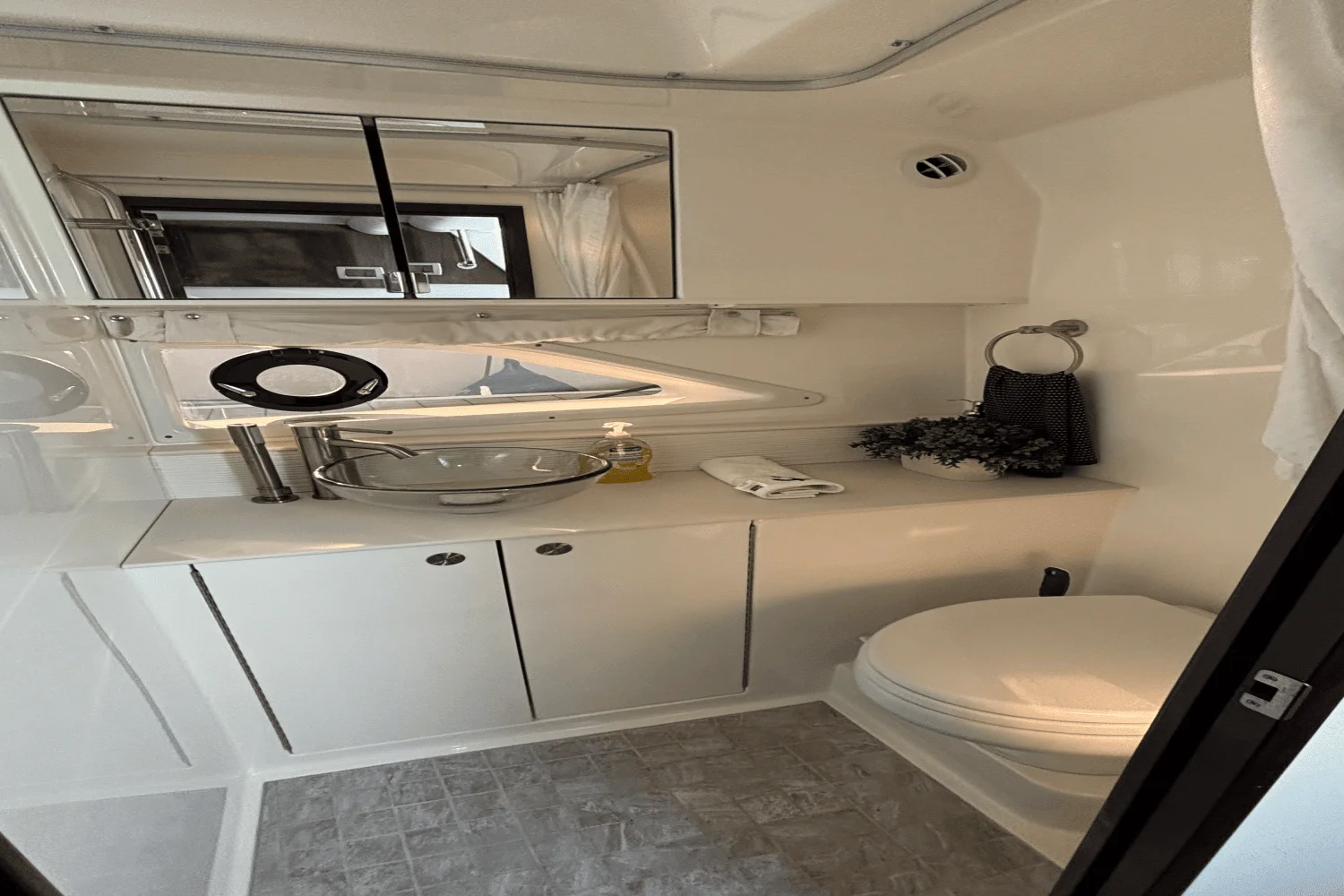 2023 Sea Ray 320 SUNDANCER OUTBOARD Image Thumbnail #64