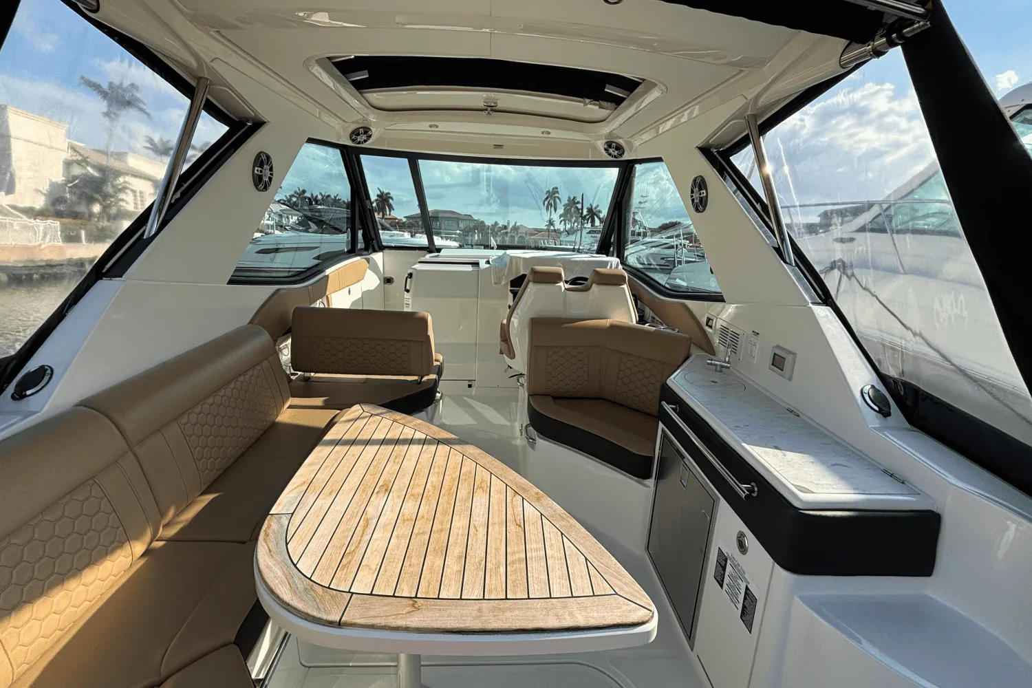 2023 Sea Ray 320 SUNDANCER OUTBOARD Image Thumbnail #16
