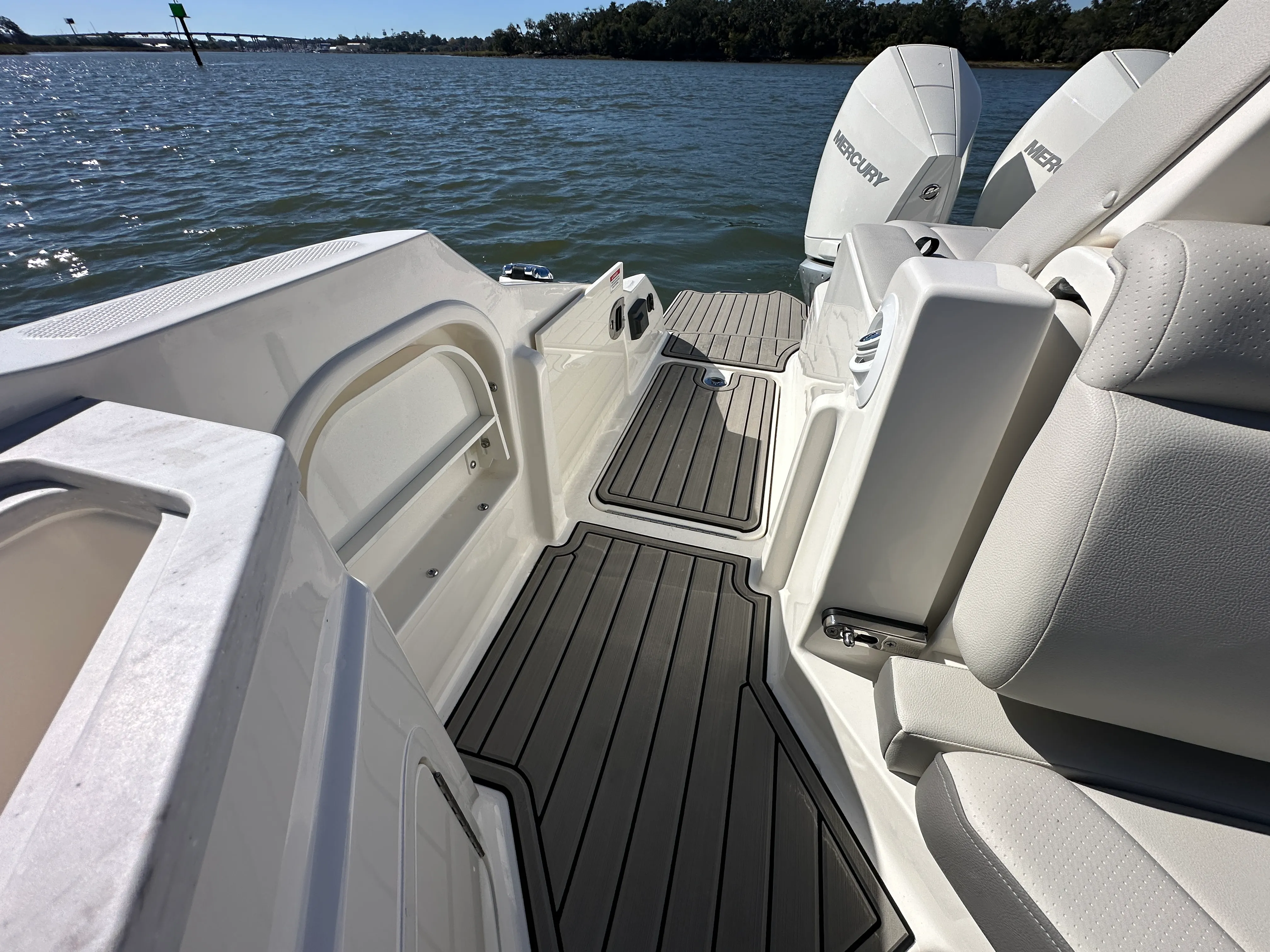 2026 Sea Ray SDX 290 Outboard Image Thumbnail #9