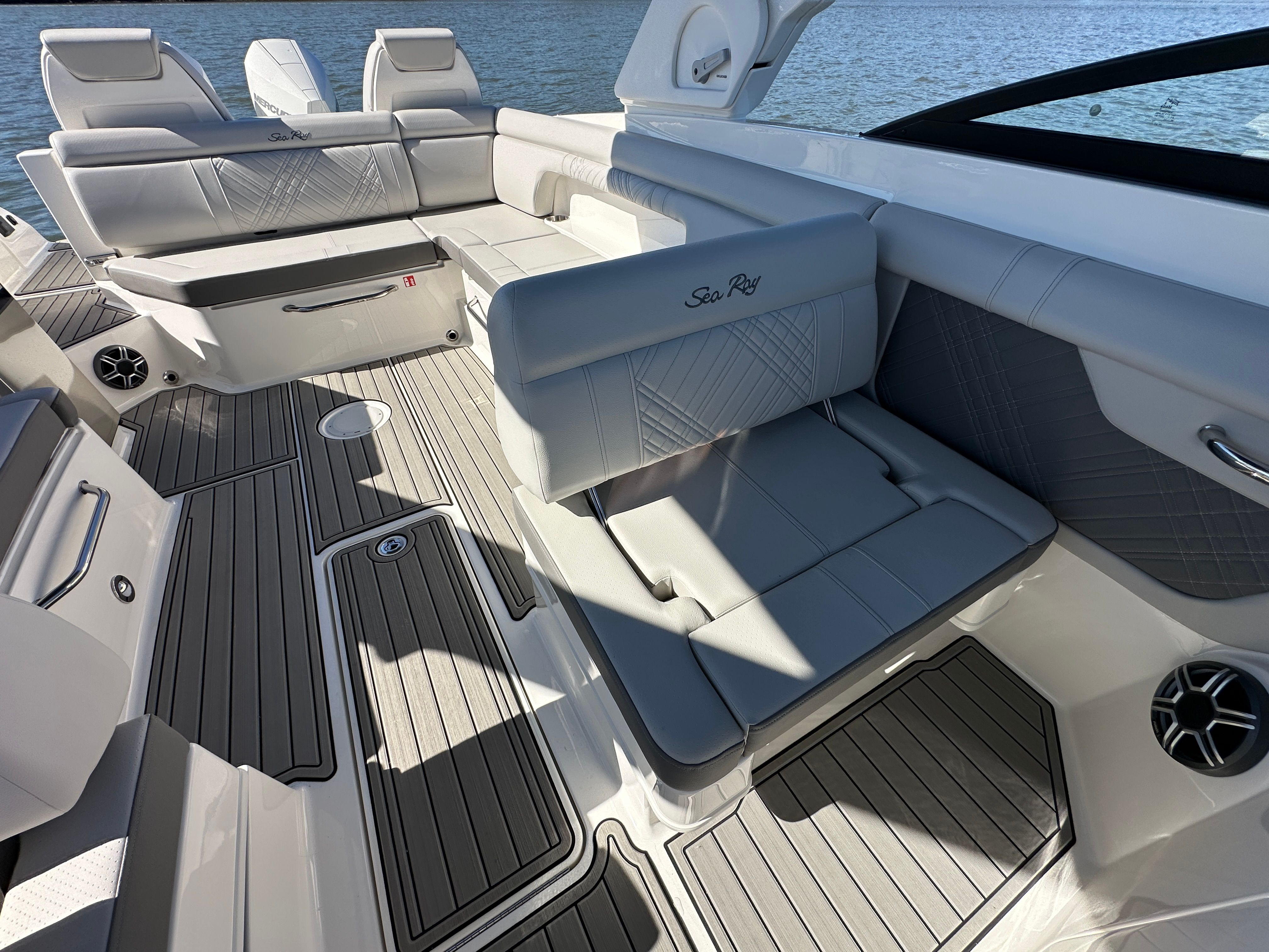 2026 Sea Ray SDX 290 Outboard Image Thumbnail #20