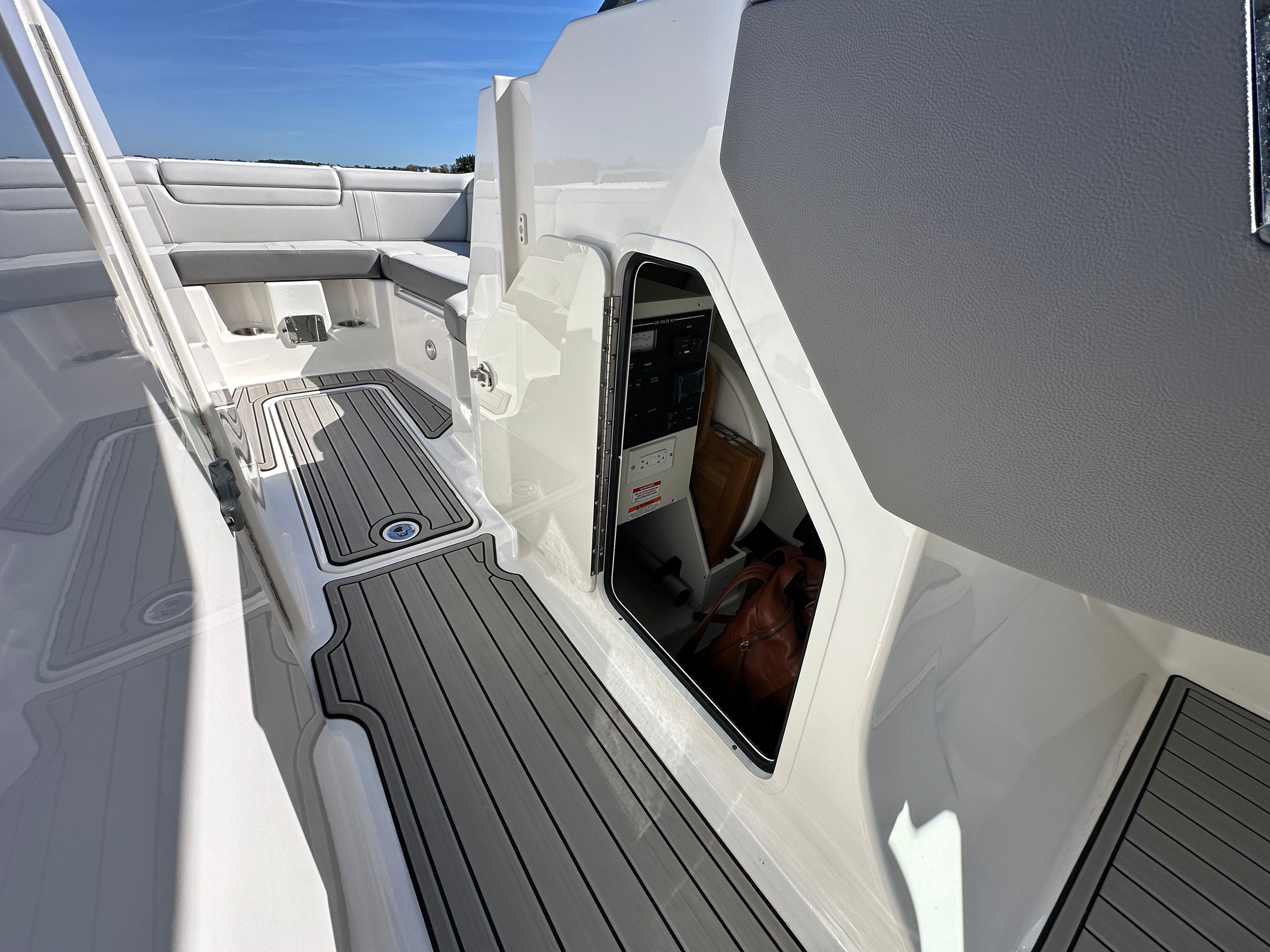 2026 Sea Ray SDX 290 Outboard Image Thumbnail #26