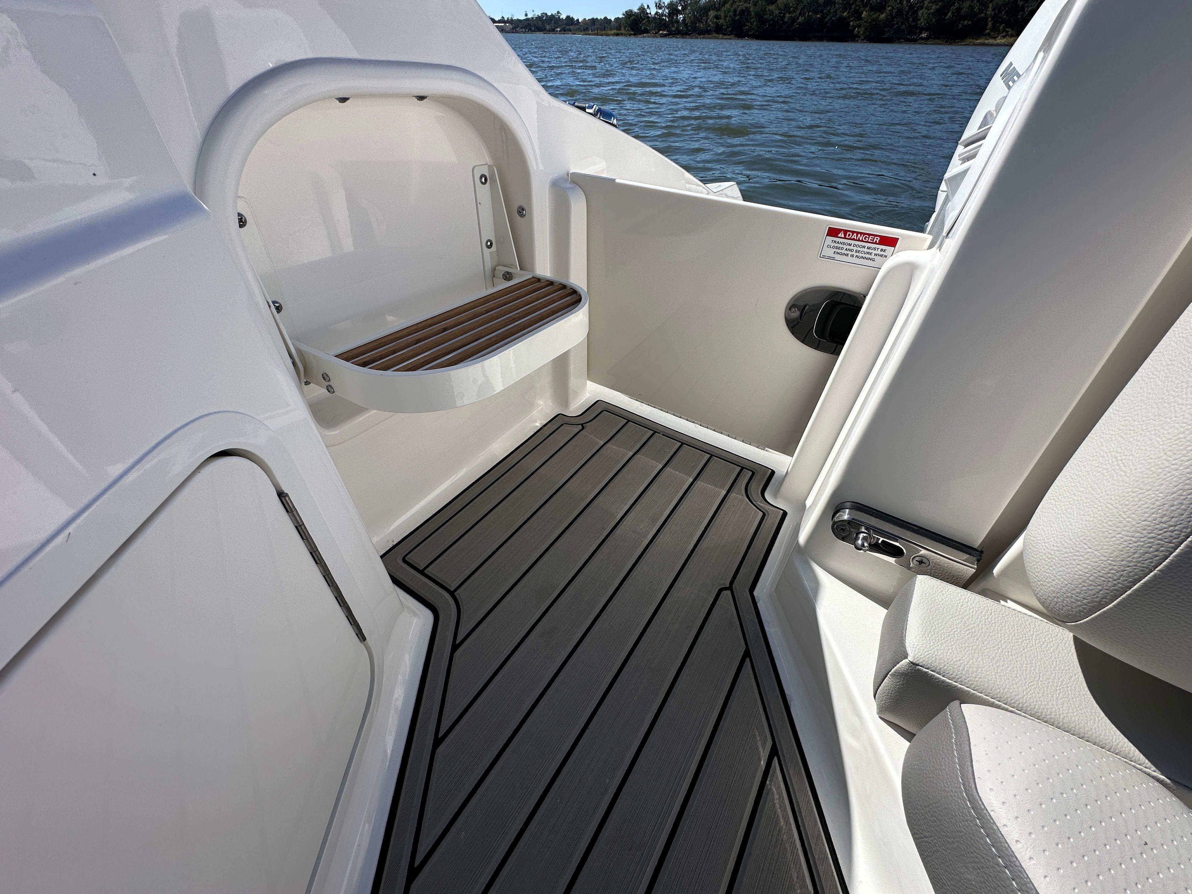 2026 Sea Ray SDX 290 Outboard Image Thumbnail #11