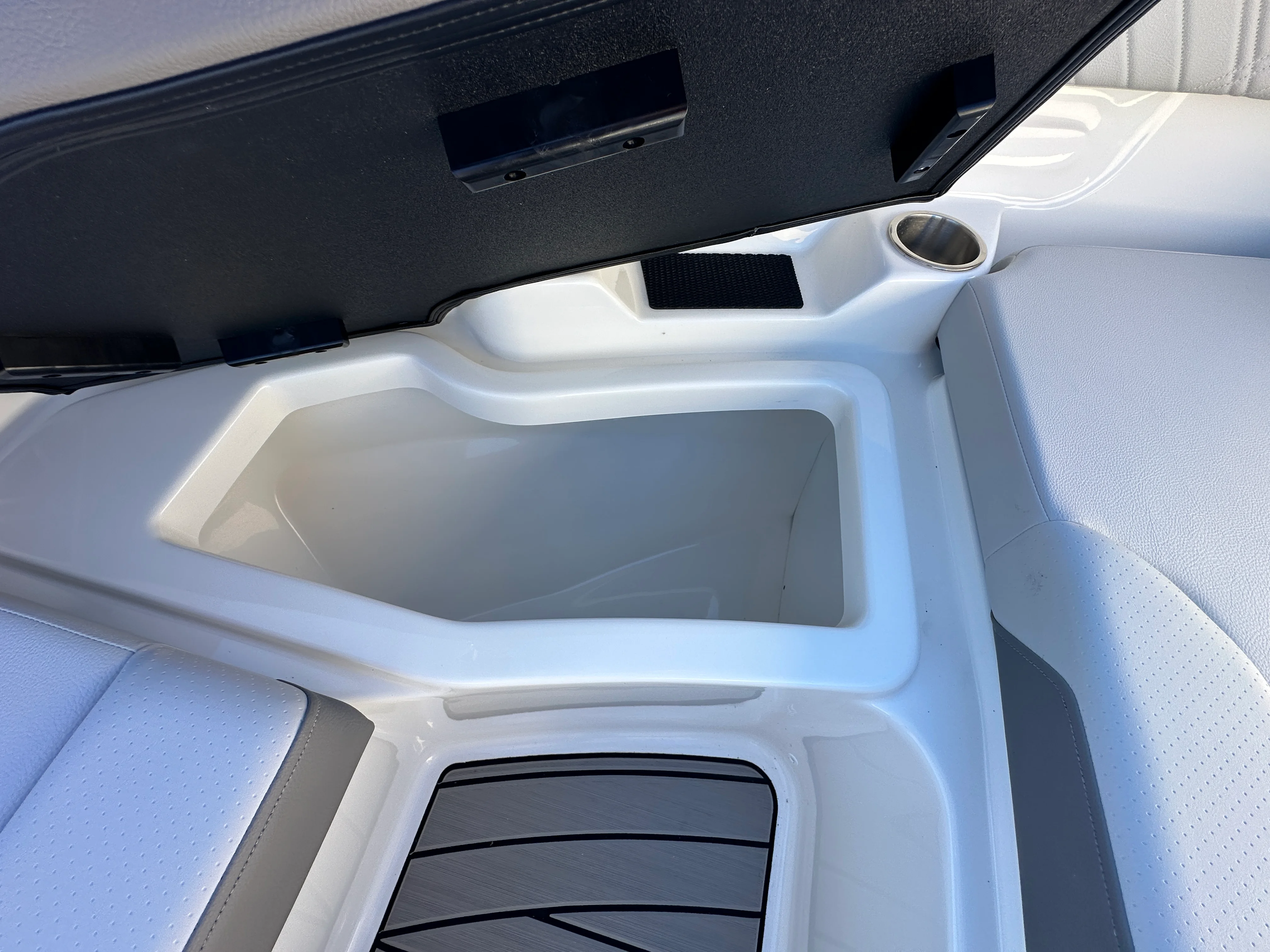 2026 Sea Ray SDX 230 Outboard Image Thumbnail #24