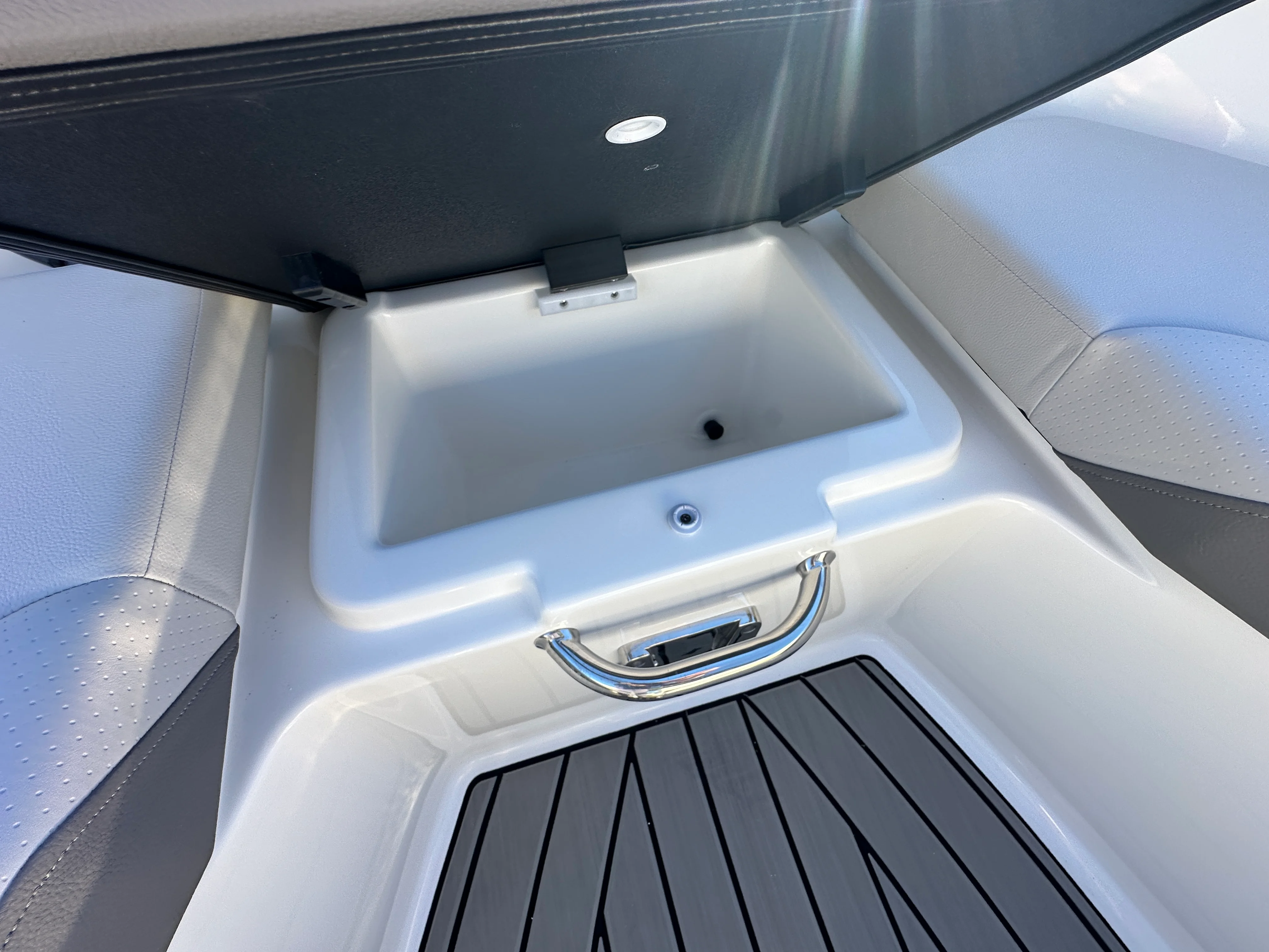 2026 Sea Ray SDX 230 Outboard Image Thumbnail #23