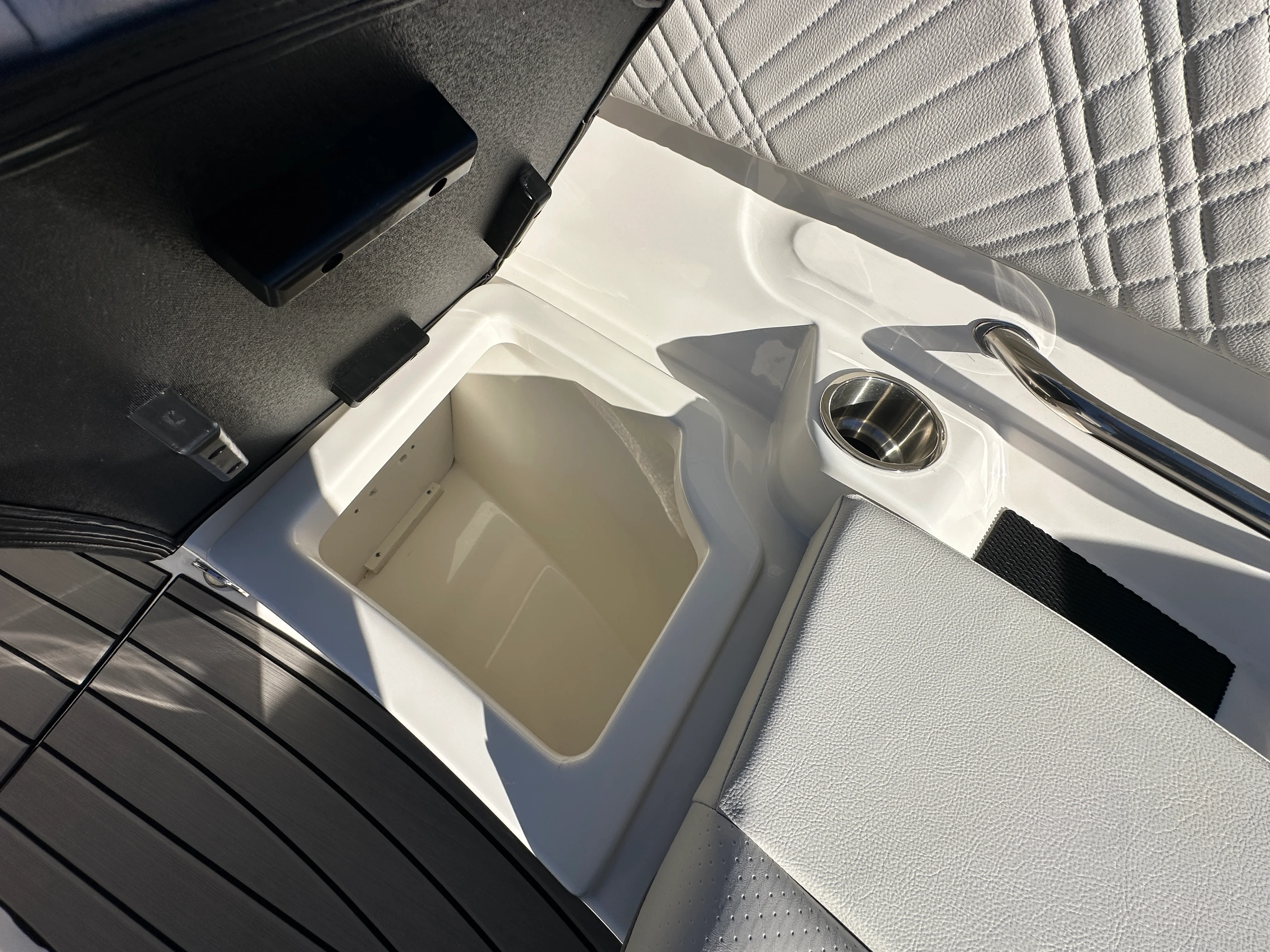 2026 Sea Ray SDX 230 Outboard Image Thumbnail #26