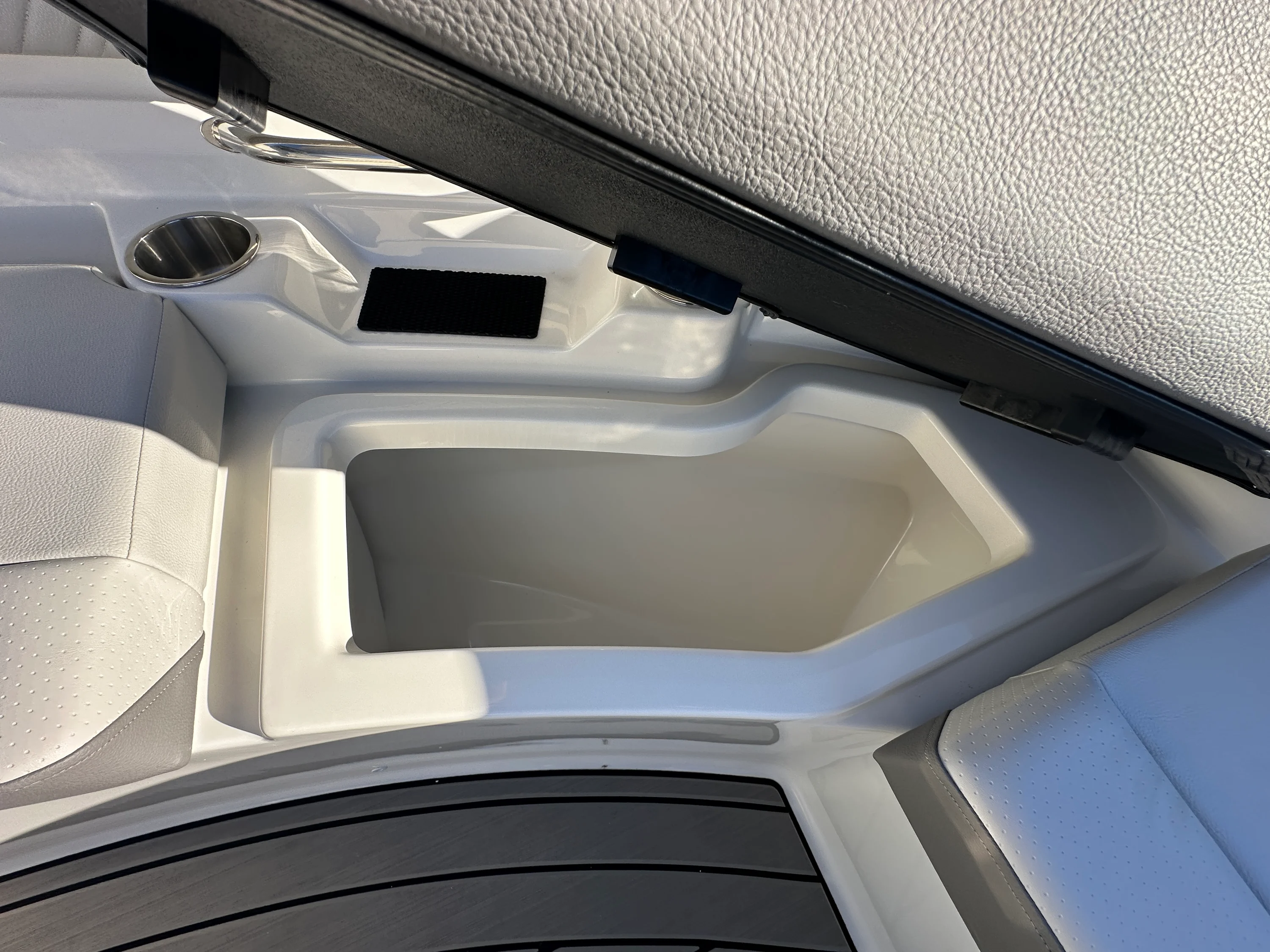 2026 Sea Ray SDX 230 Outboard Image Thumbnail #25