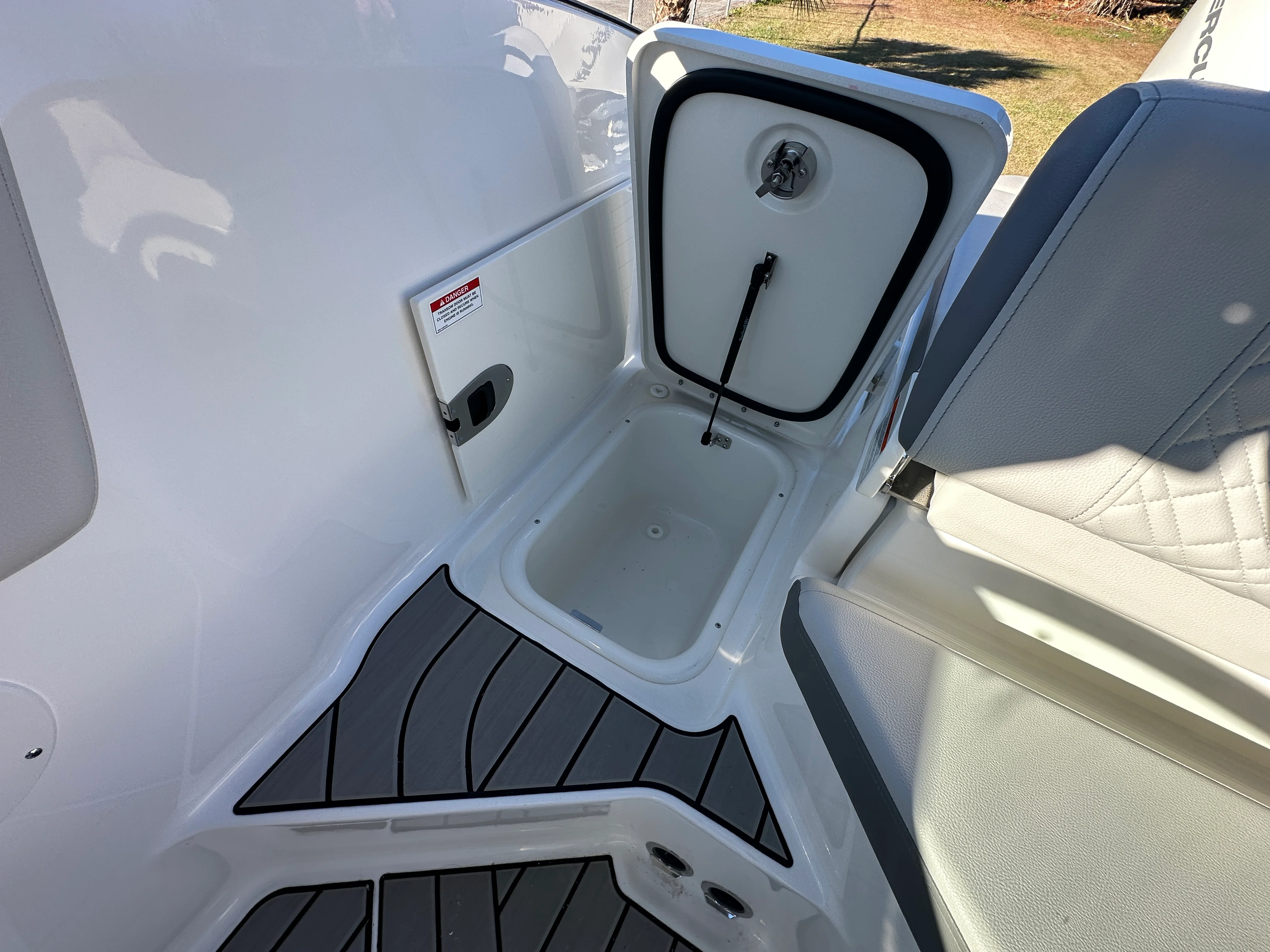 2026 Sea Ray SDX 230 Outboard Image Thumbnail #32