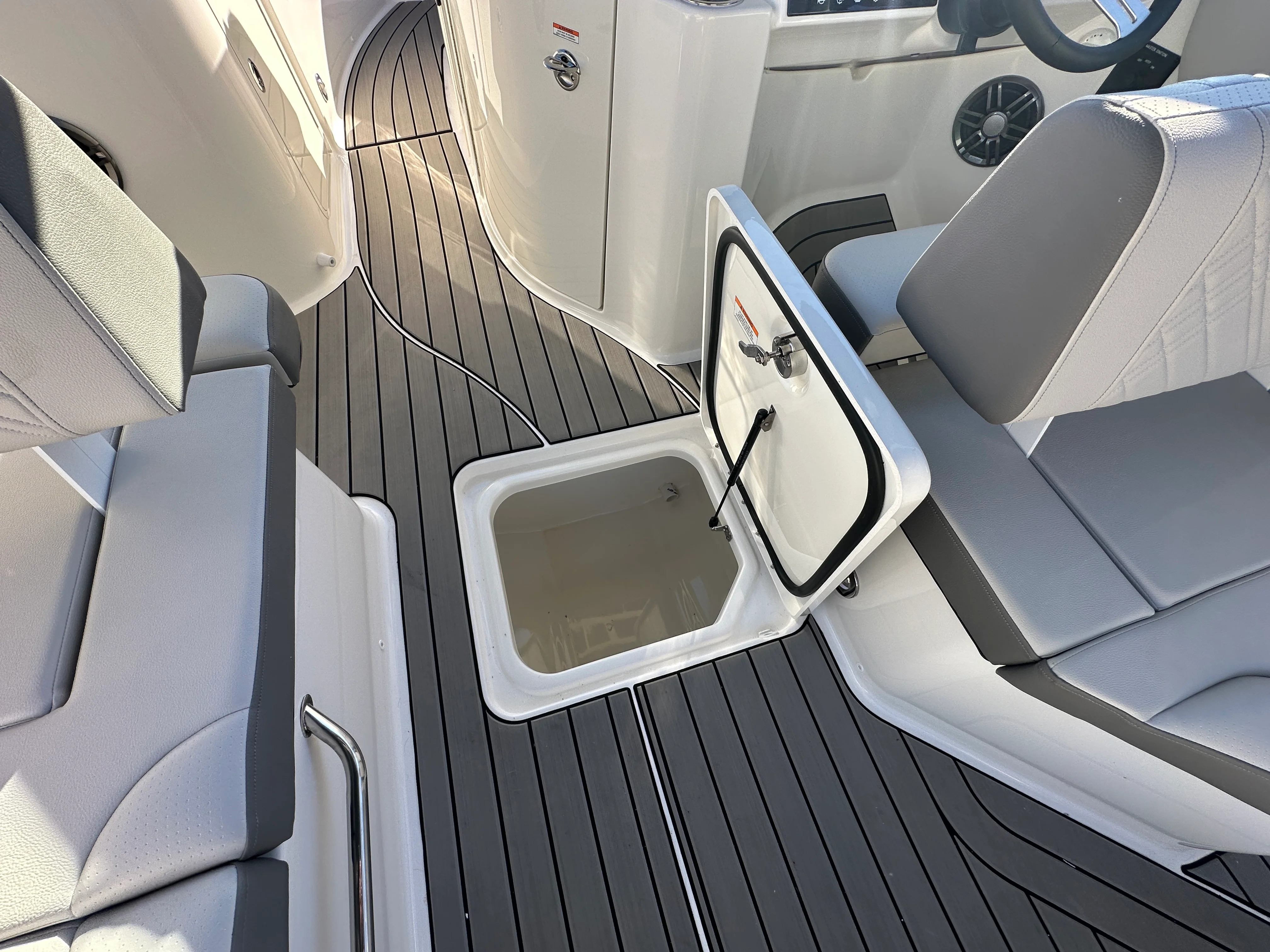 2026 Sea Ray SDX 230 Outboard Image Thumbnail #33