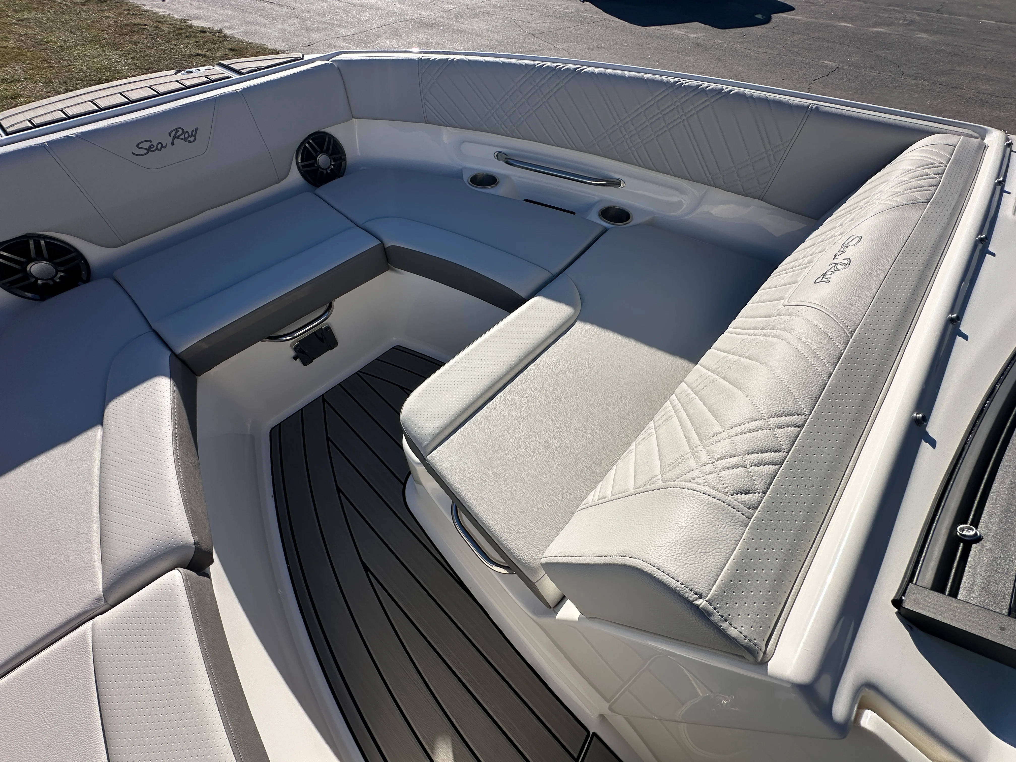 2026 Sea Ray SDX 230 Outboard Image Thumbnail #21