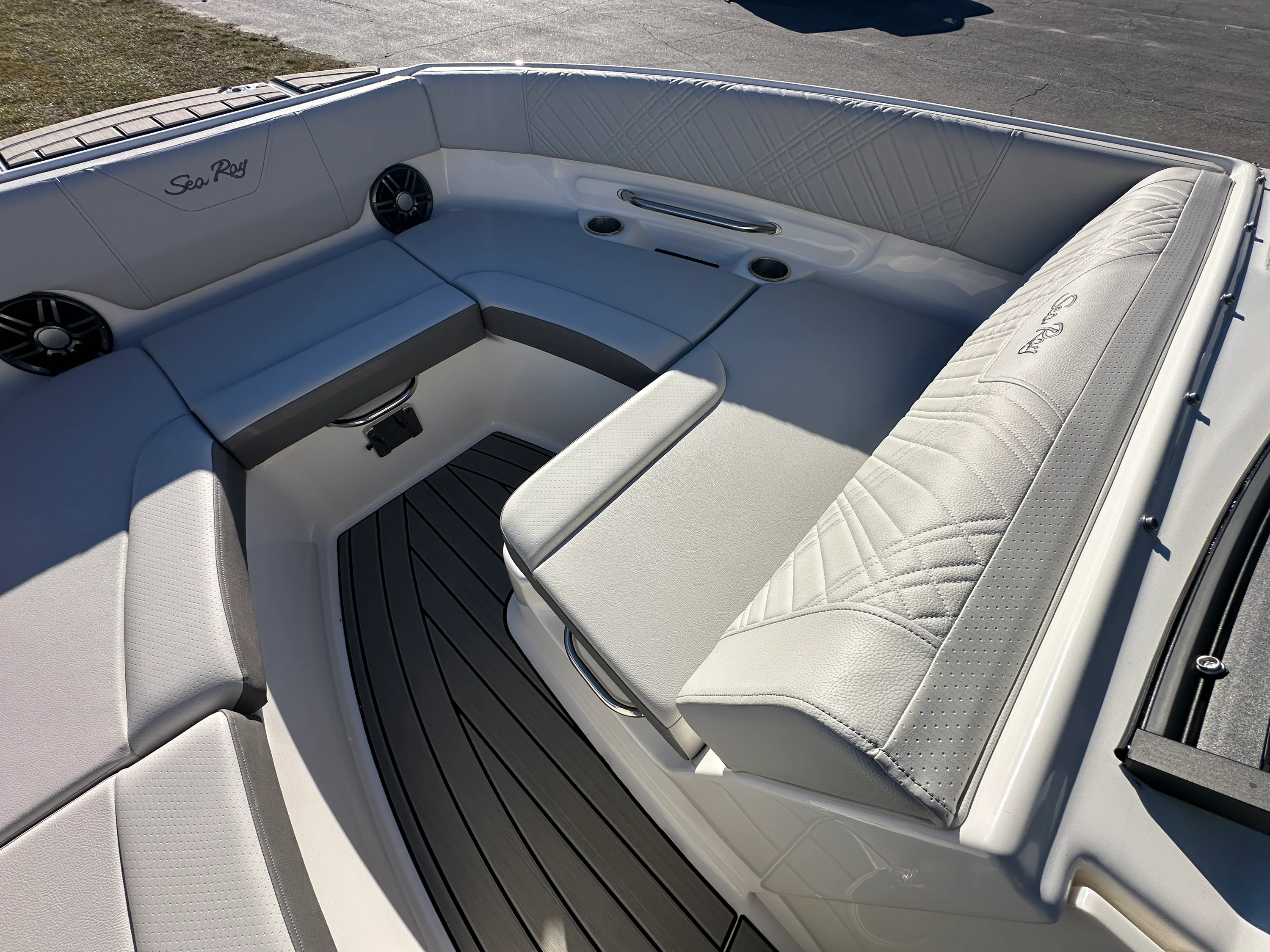 2026 Sea Ray SDX 230 Outboard Image Thumbnail #21