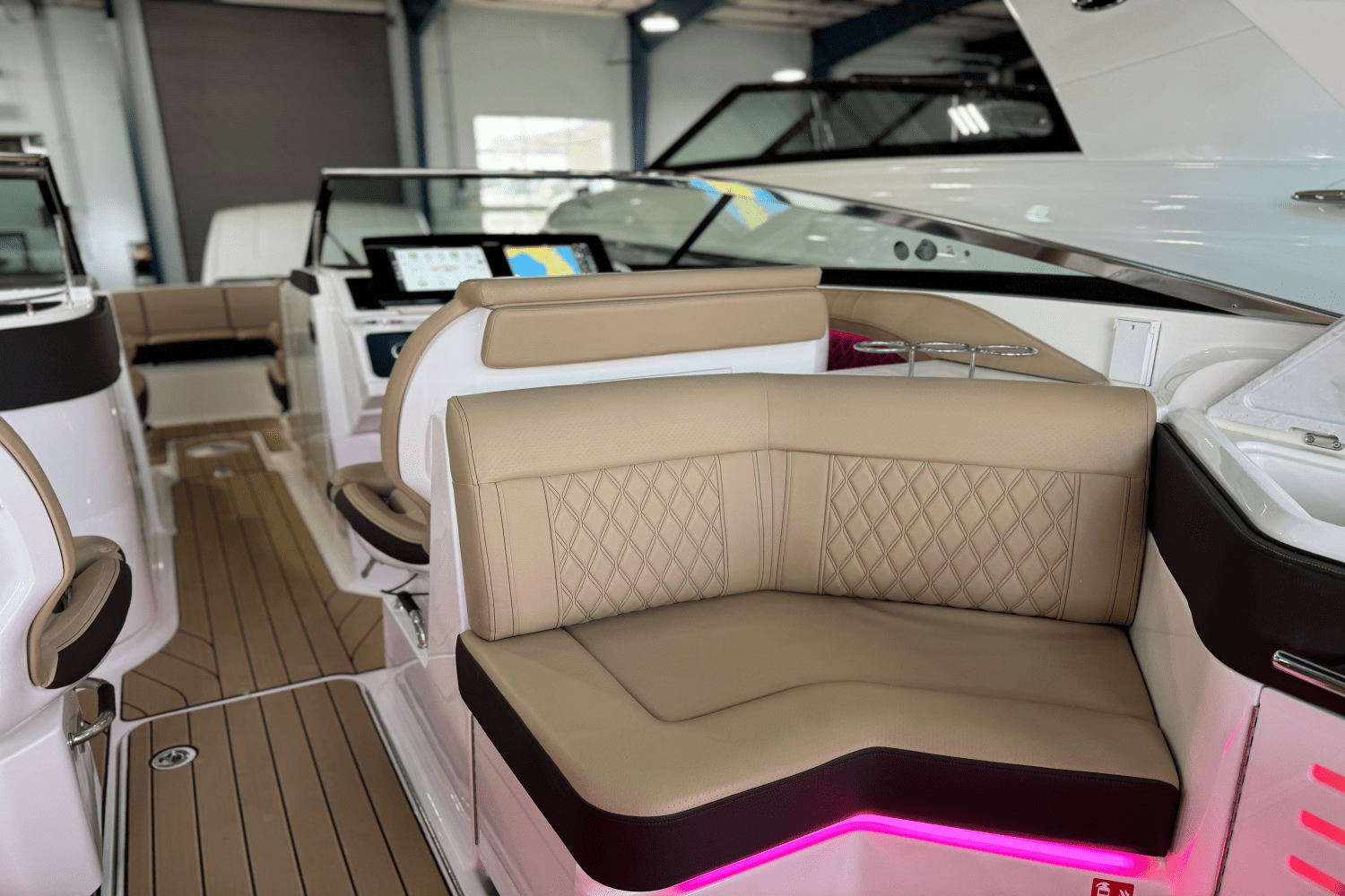 2025 Sea Ray SLX 310 Outboard Image Thumbnail #9