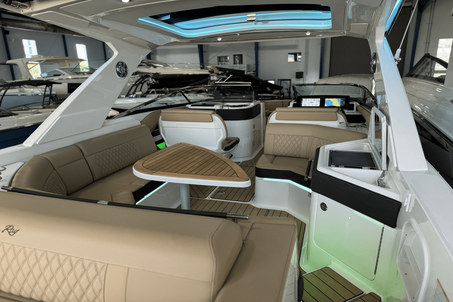 2025 Sea Ray SLX 310 Outboard Image Thumbnail #5
