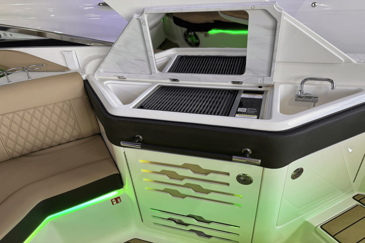 2025 Sea Ray SLX 310 Outboard Image Thumbnail #8