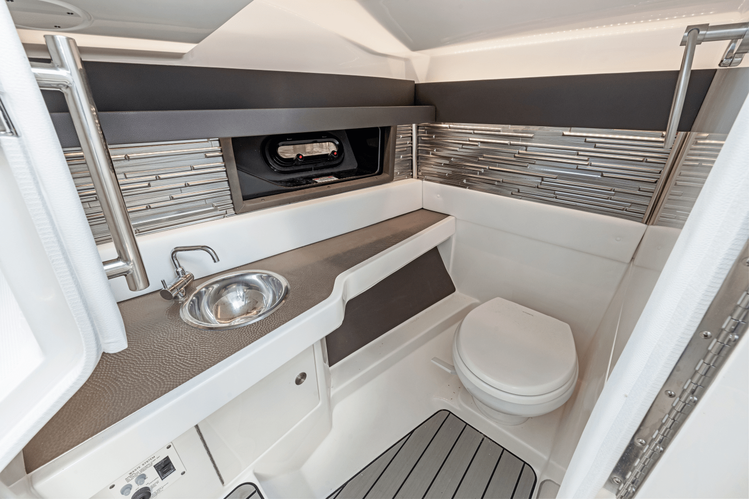 2026 Sea Ray SLX 310 Outboard Image Thumbnail #35