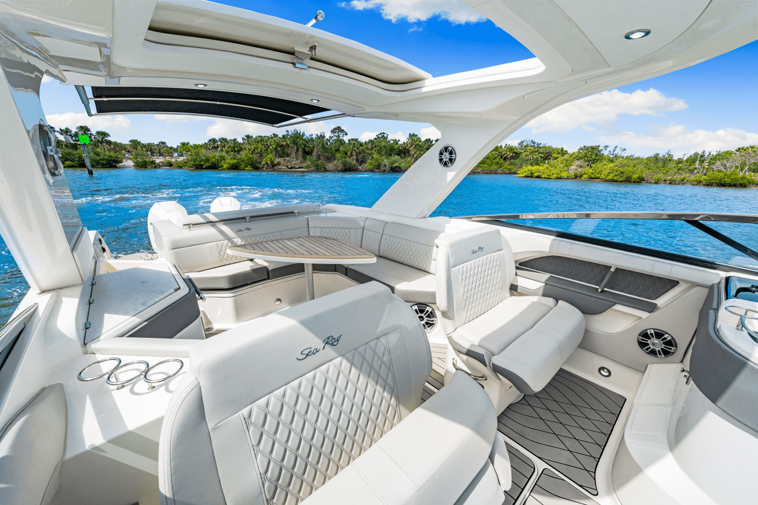 2026 Sea Ray SLX 310 Outboard Image Thumbnail #31