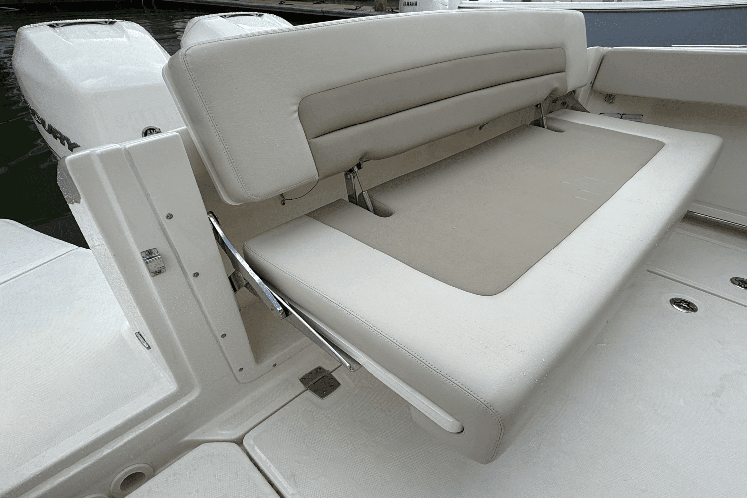 2022 Boston Whaler 320 VANTAGE Image Thumbnail #32