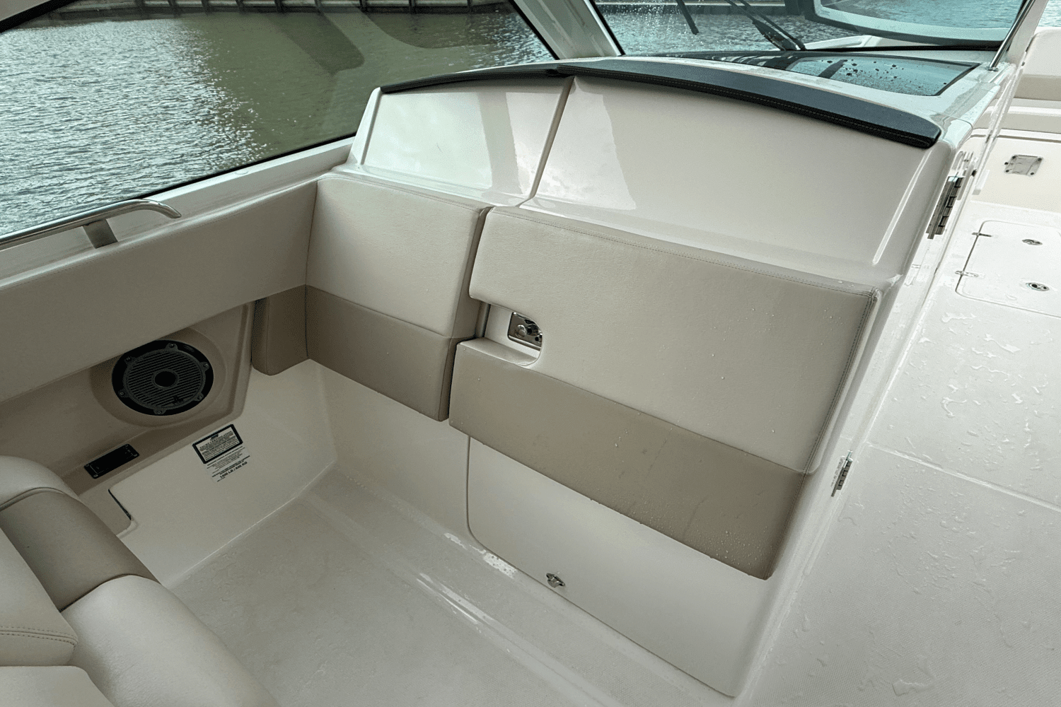 2022 Boston Whaler 320 VANTAGE Image Thumbnail #34