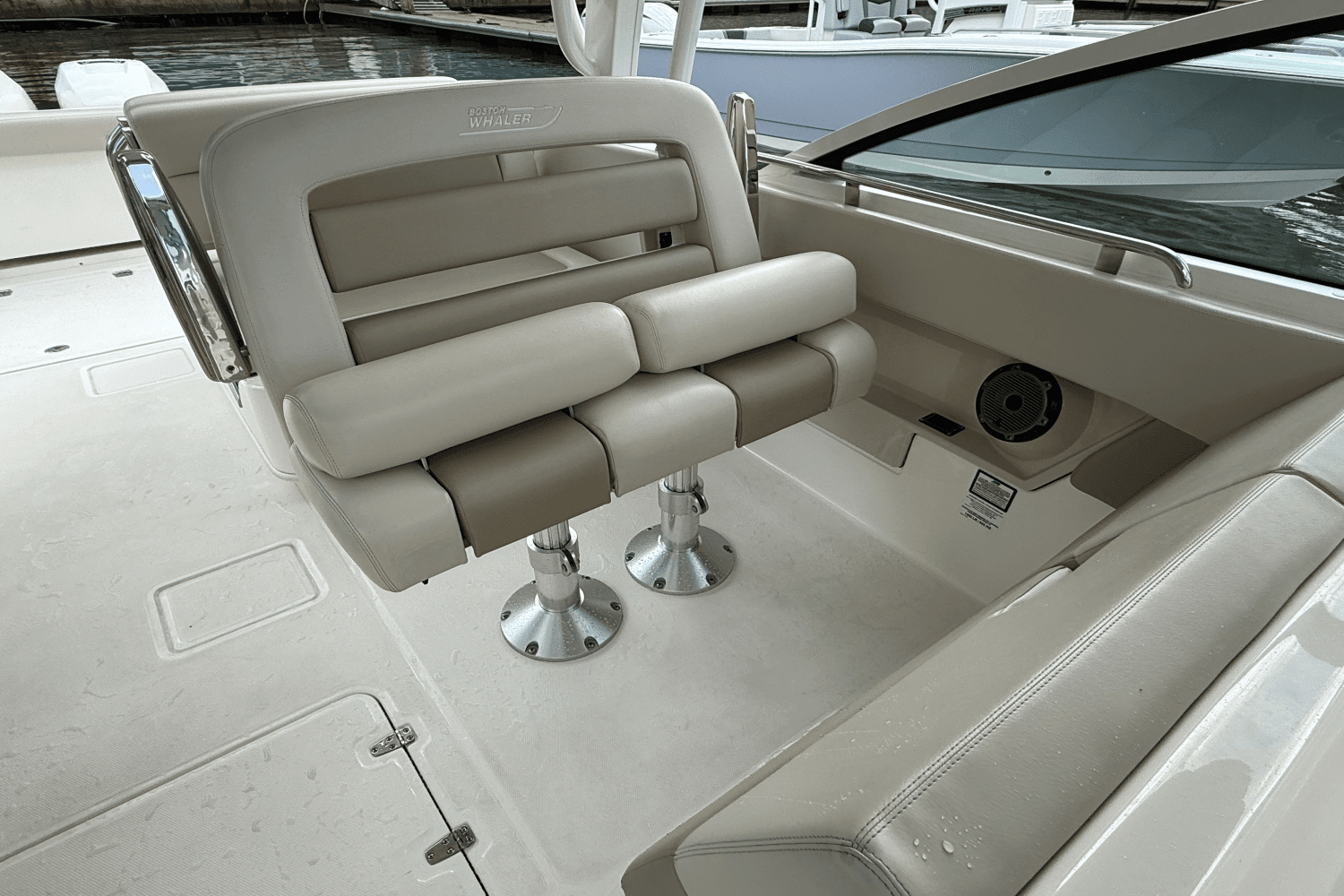 2022 Boston Whaler 320 VANTAGE Image Thumbnail #28
