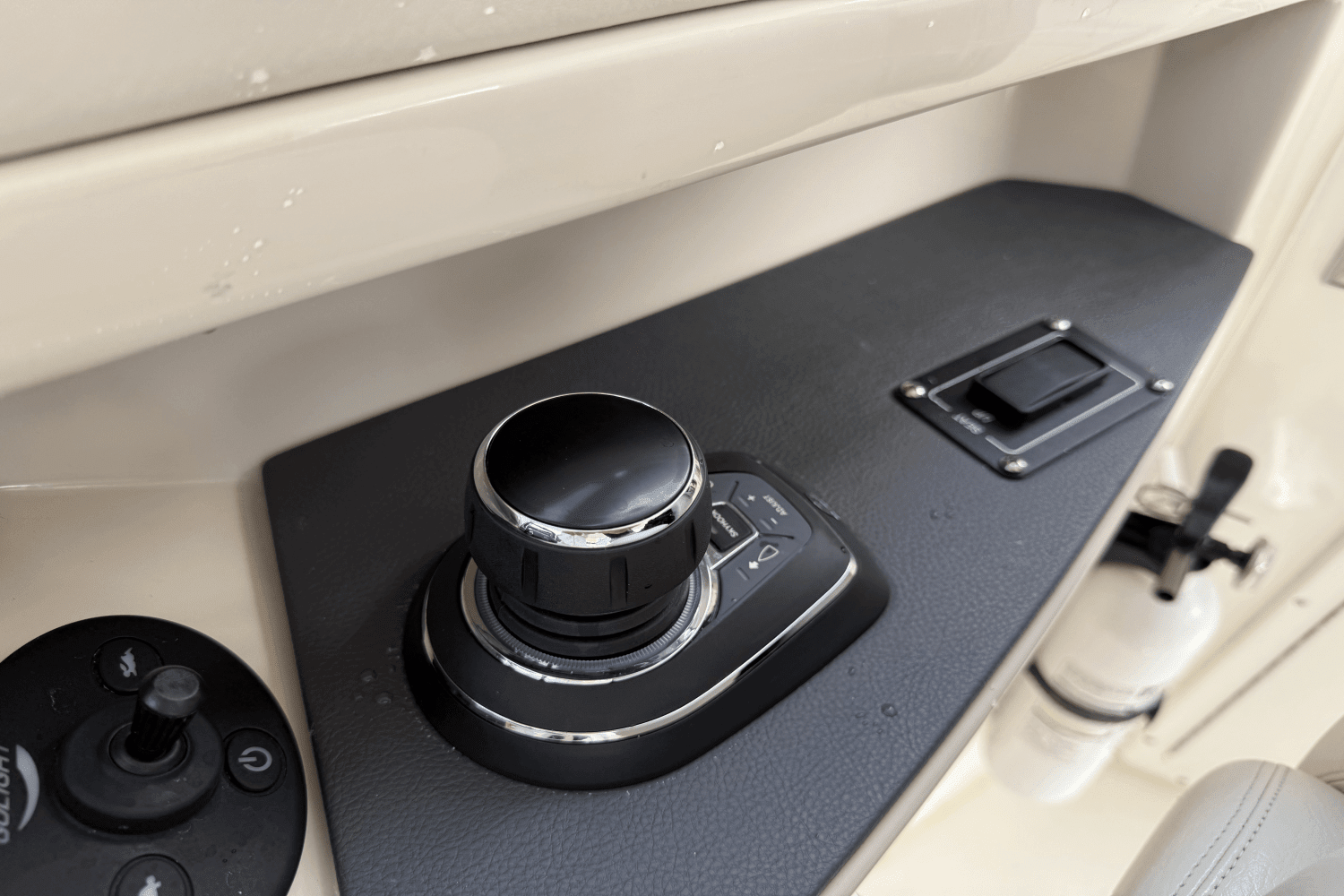 2022 Boston Whaler 320 VANTAGE Image Thumbnail #23