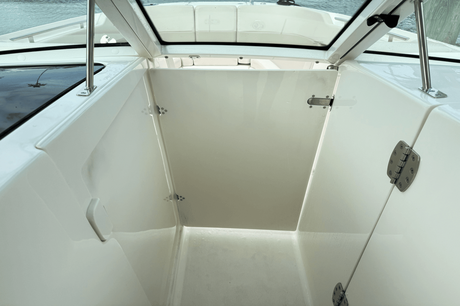 2022 Boston Whaler 320 VANTAGE Image Thumbnail #24