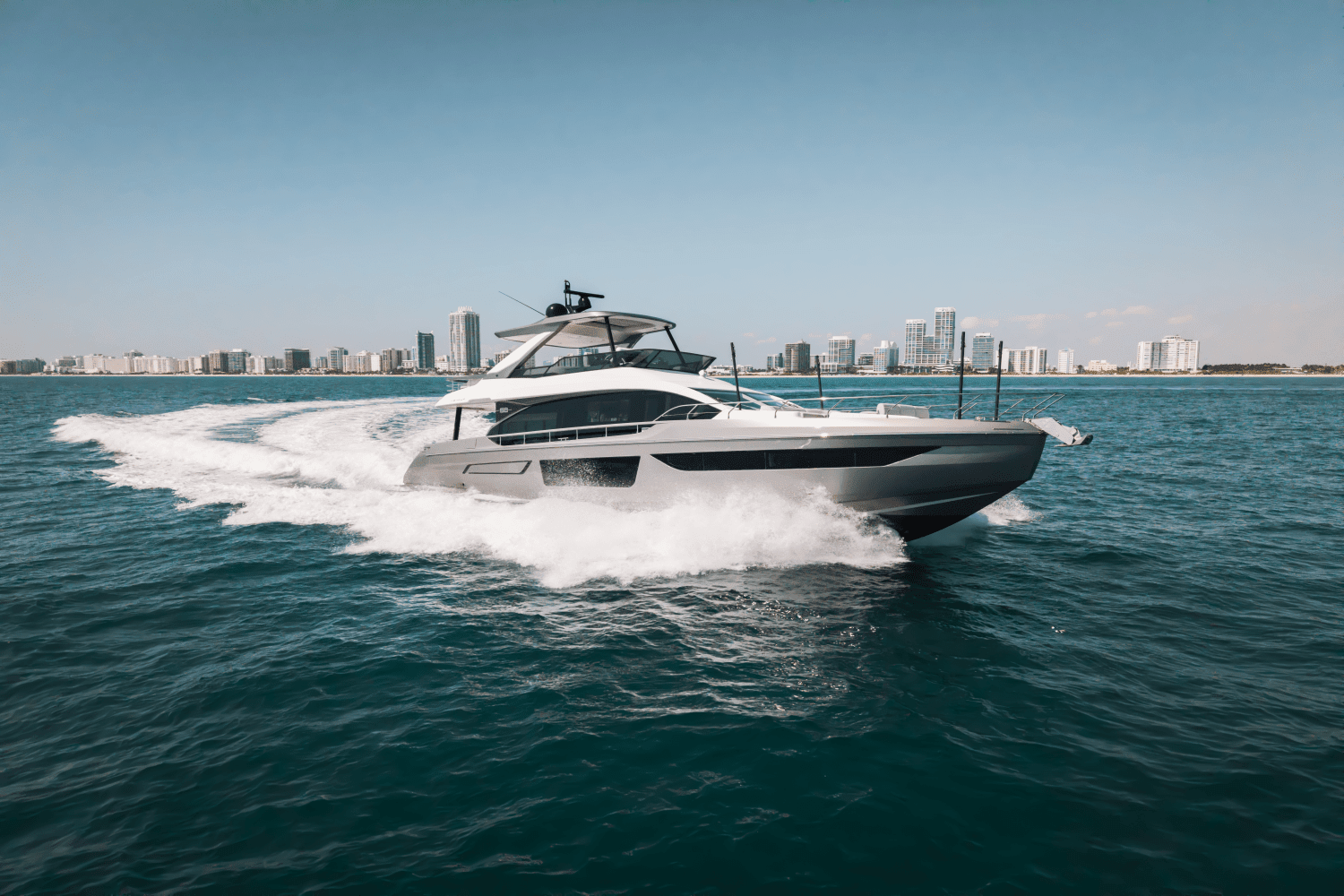 2023 Azimut 68 FLY Image Thumbnail #2