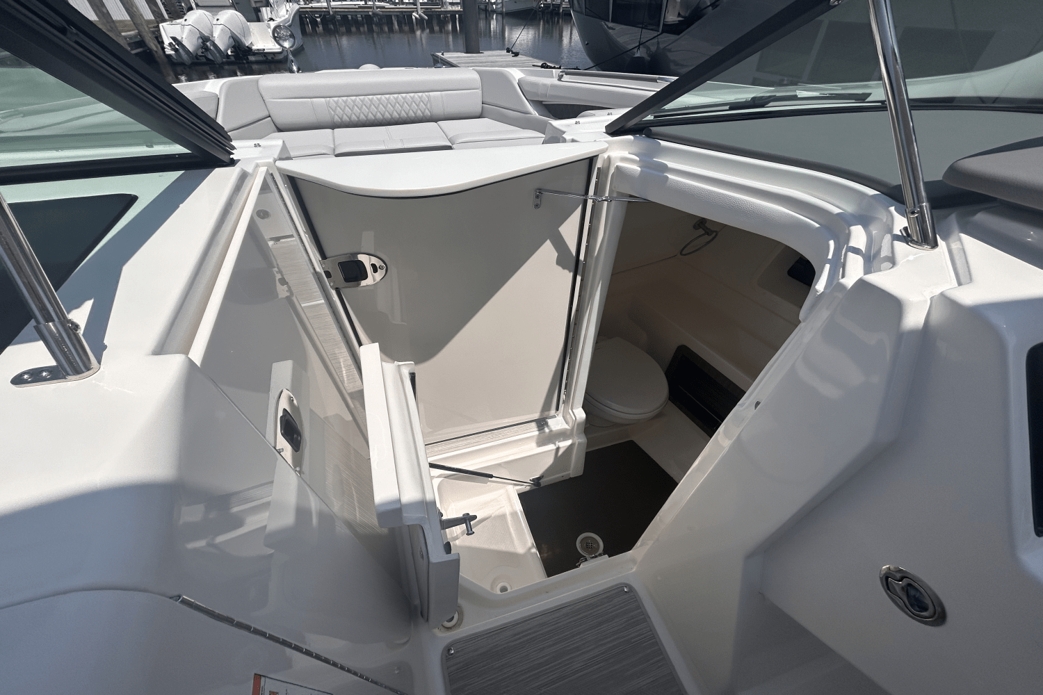 2025 Sea Ray SLX 350 Outboard Image Thumbnail #34