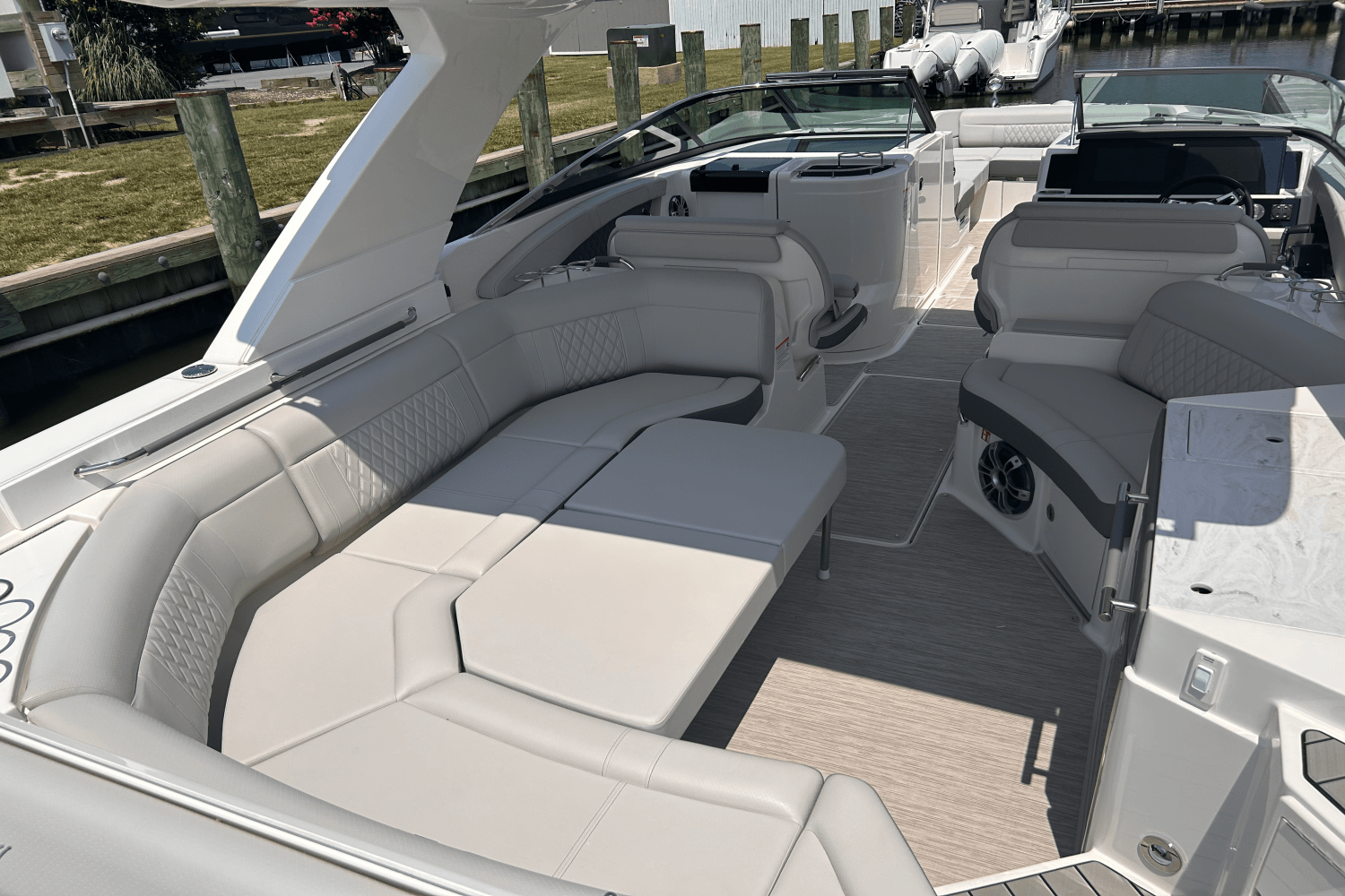 2025 Sea Ray SLX 350 Outboard Image Thumbnail #17