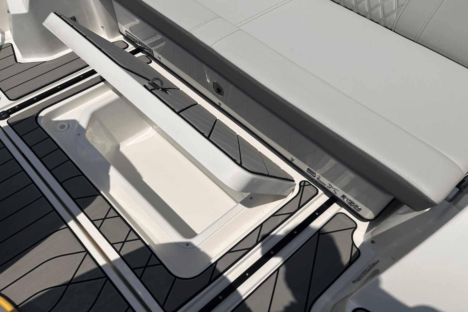 2025 Sea Ray SLX 350 Outboard Image Thumbnail #16