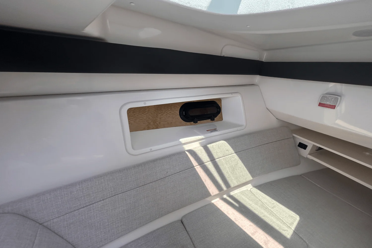 2025 Sea Ray SLX 350 Outboard Image Thumbnail #37