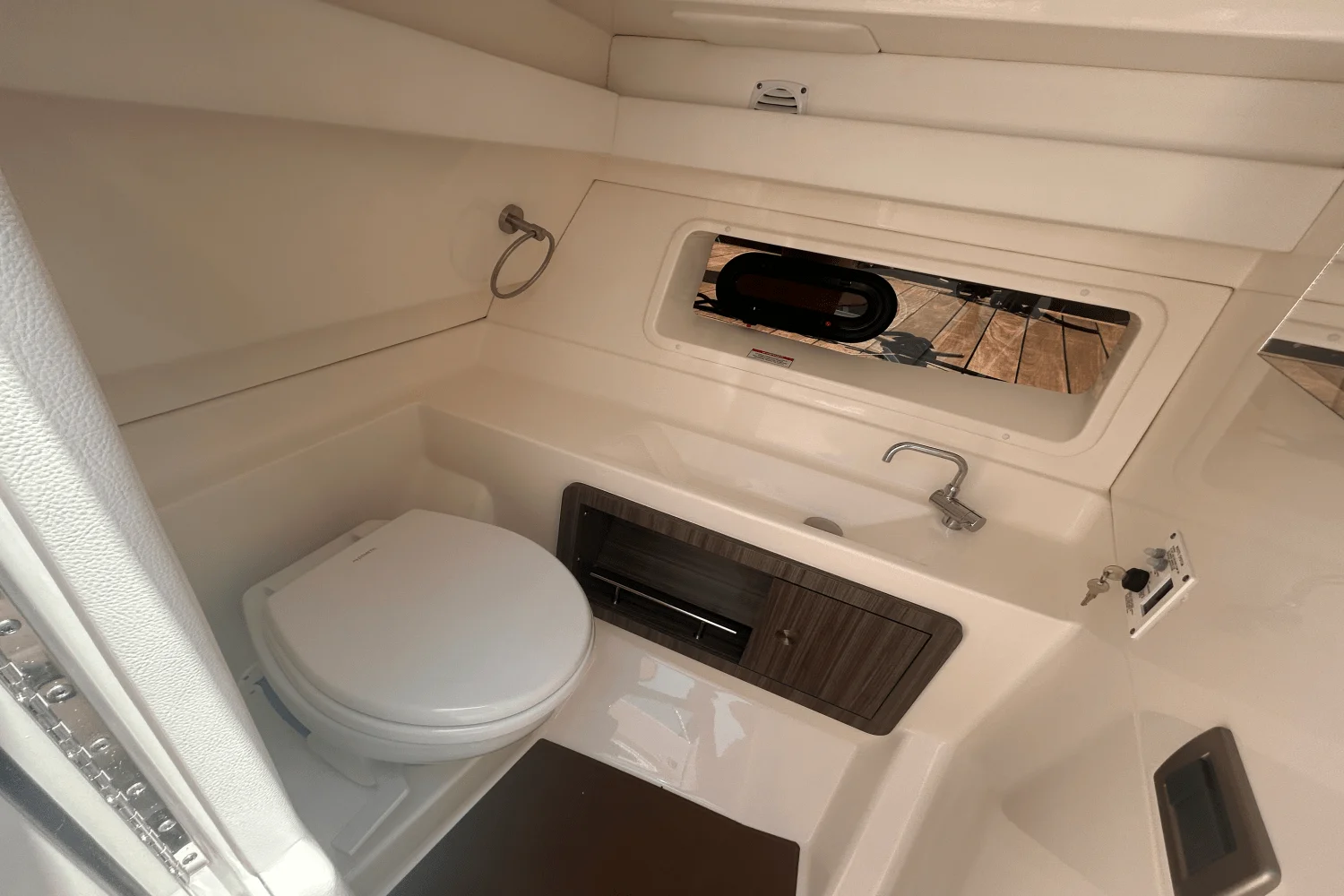 2025 Sea Ray SLX 350 Outboard Image Thumbnail #36