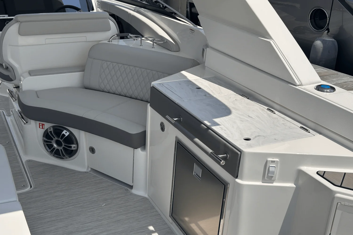 2025 Sea Ray SLX 350 Outboard Image Thumbnail #21