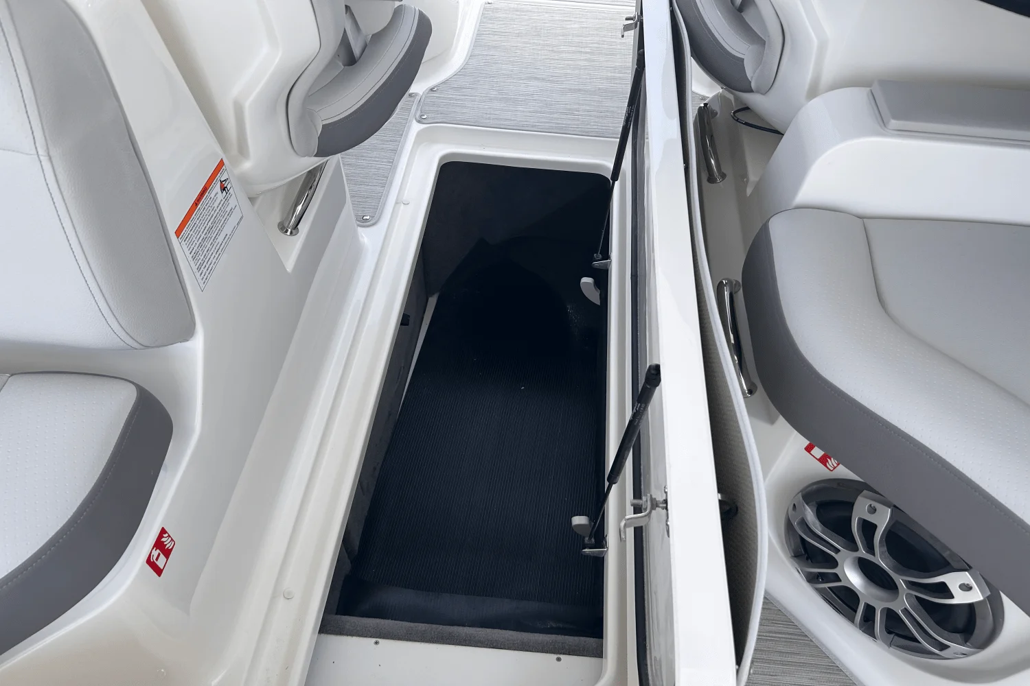 2025 Sea Ray SLX 350 Outboard Image Thumbnail #32