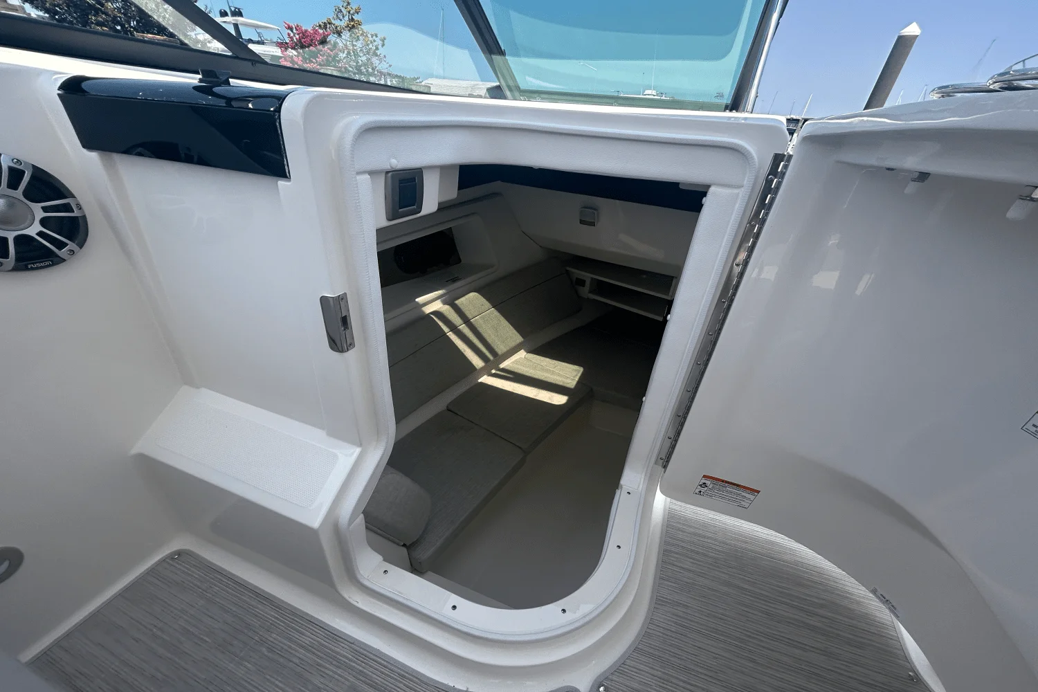 2025 Sea Ray SLX 350 Outboard Image Thumbnail #35