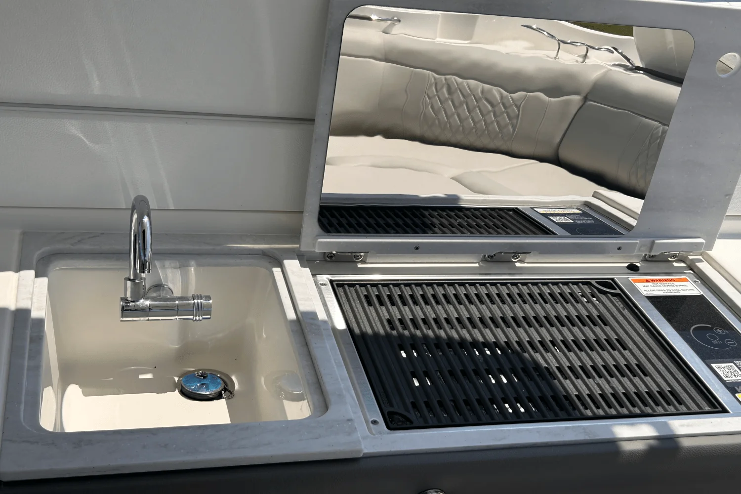 2025 Sea Ray SLX 350 Outboard Image Thumbnail #24